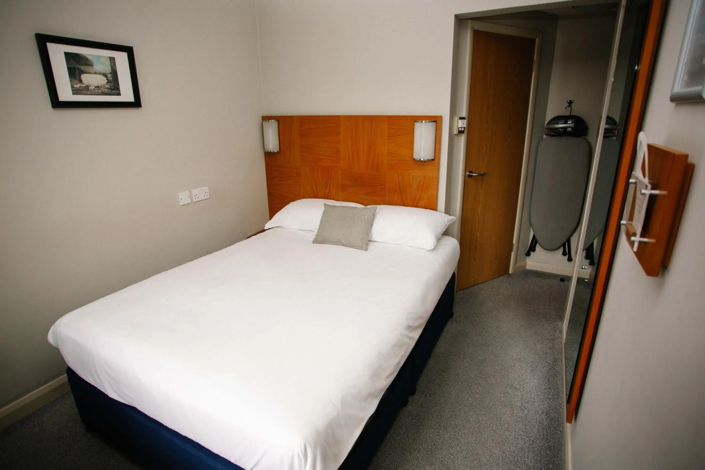 Bedroom, Bed in The Corner House Hotel