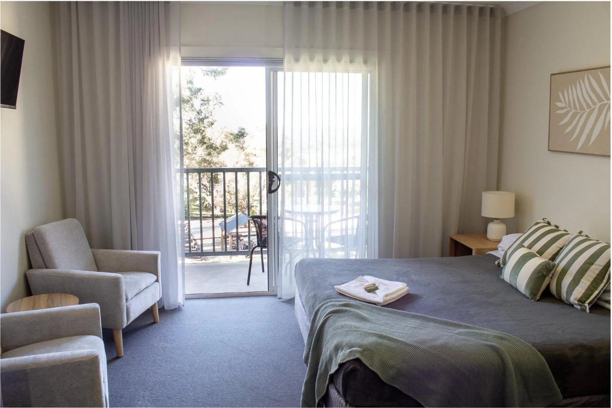 View (from property/room), Bed in BATHURST GOLDFIELDS MOTEL at 428 CONROD STRAIGHT MOUNT PANORAMA