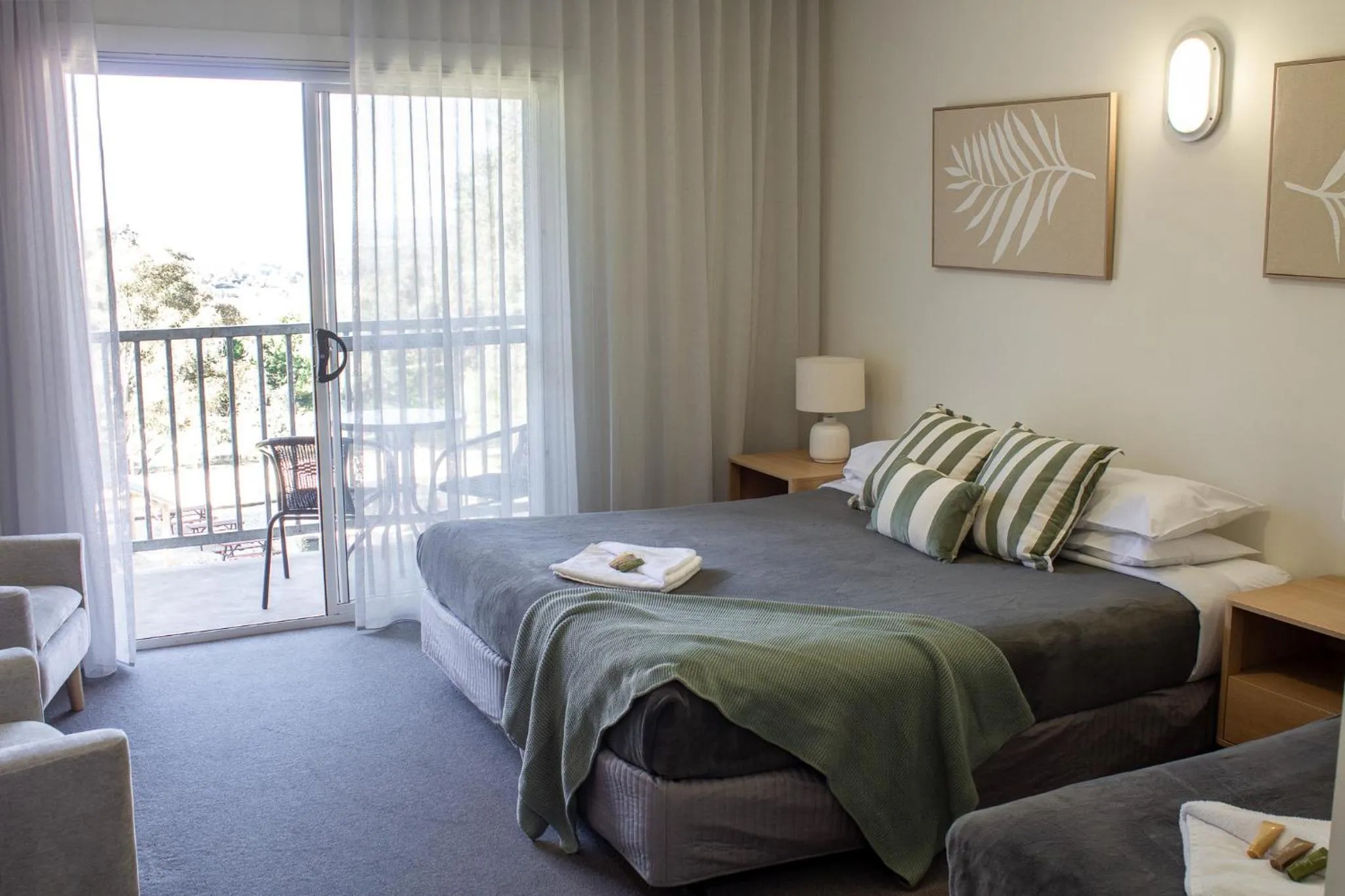 View (from property/room), Bed in BATHURST GOLDFIELDS MOTEL at 428 CONROD STRAIGHT MOUNT PANORAMA