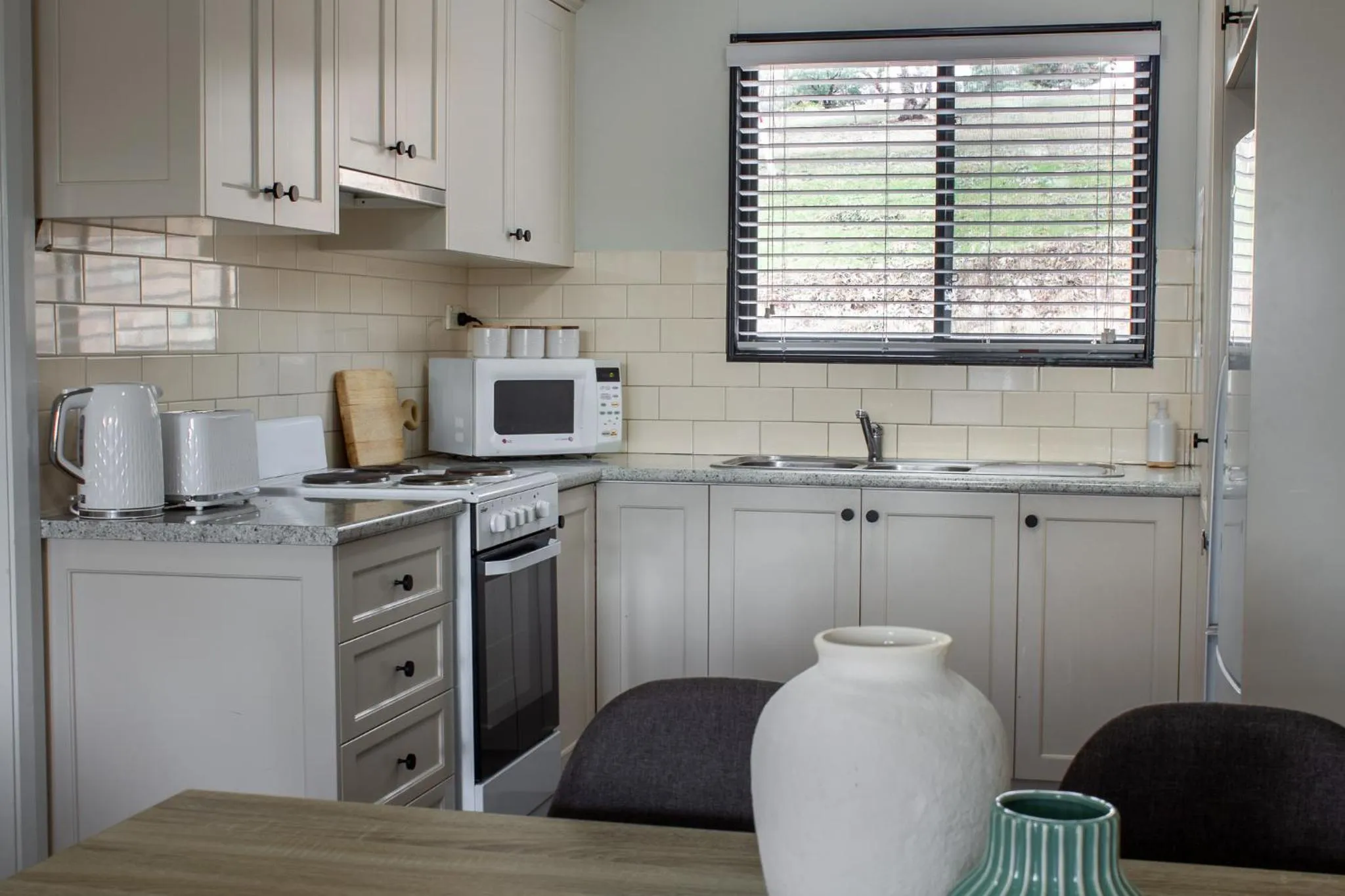 Kitchen or kitchenette in BATHURST GOLDFIELDS MOTEL at 428 CONROD STRAIGHT MOUNT PANORAMA