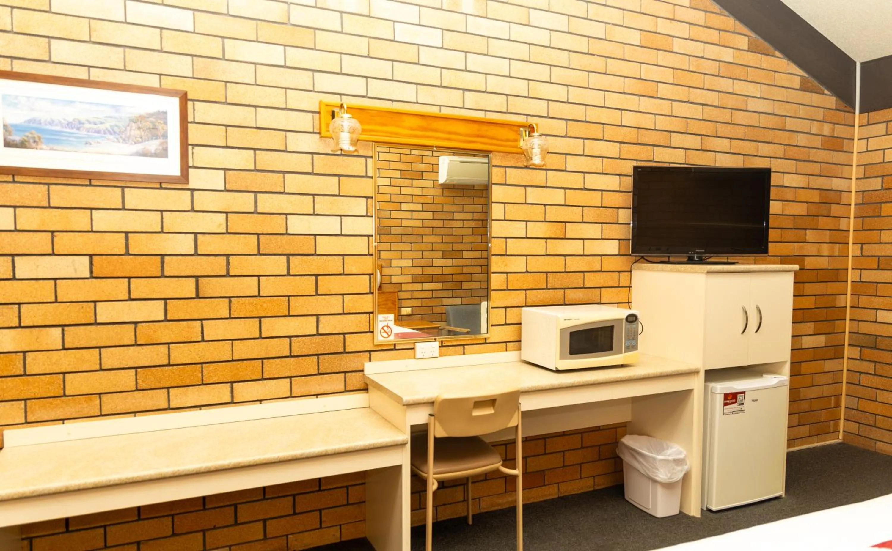 TV and multimedia in All Travellers Motor Inn