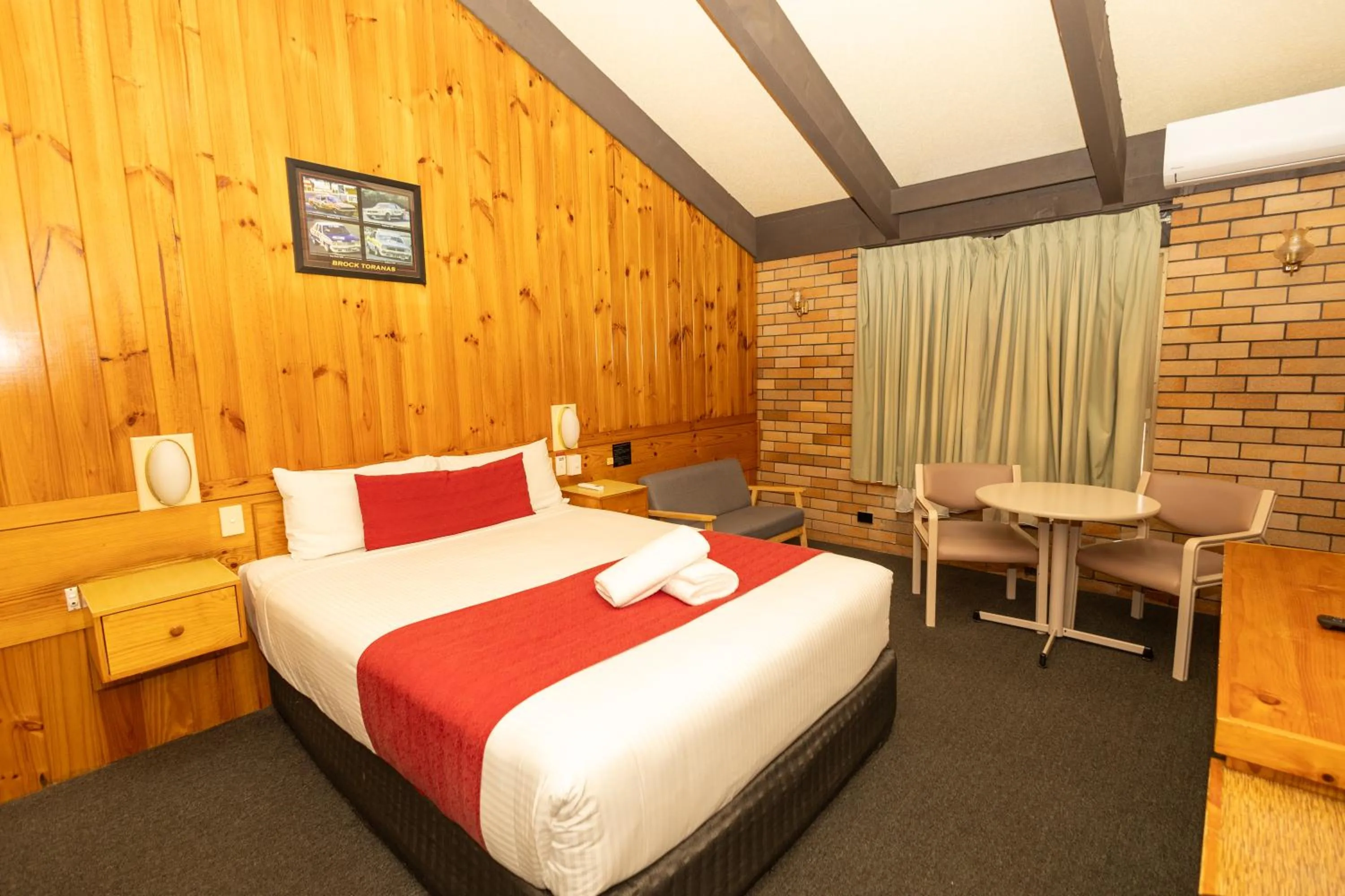 Bed in All Travellers Motor Inn