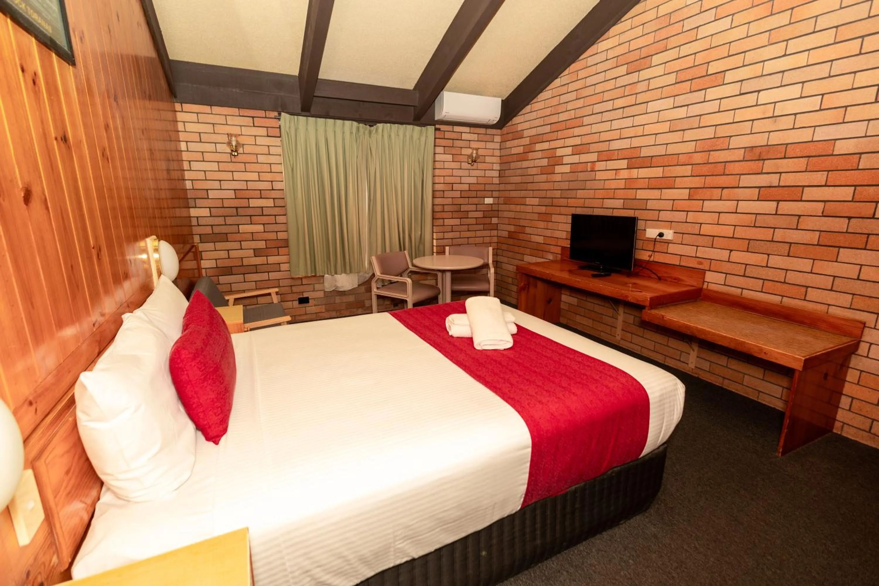 Bed in All Travellers Motor Inn