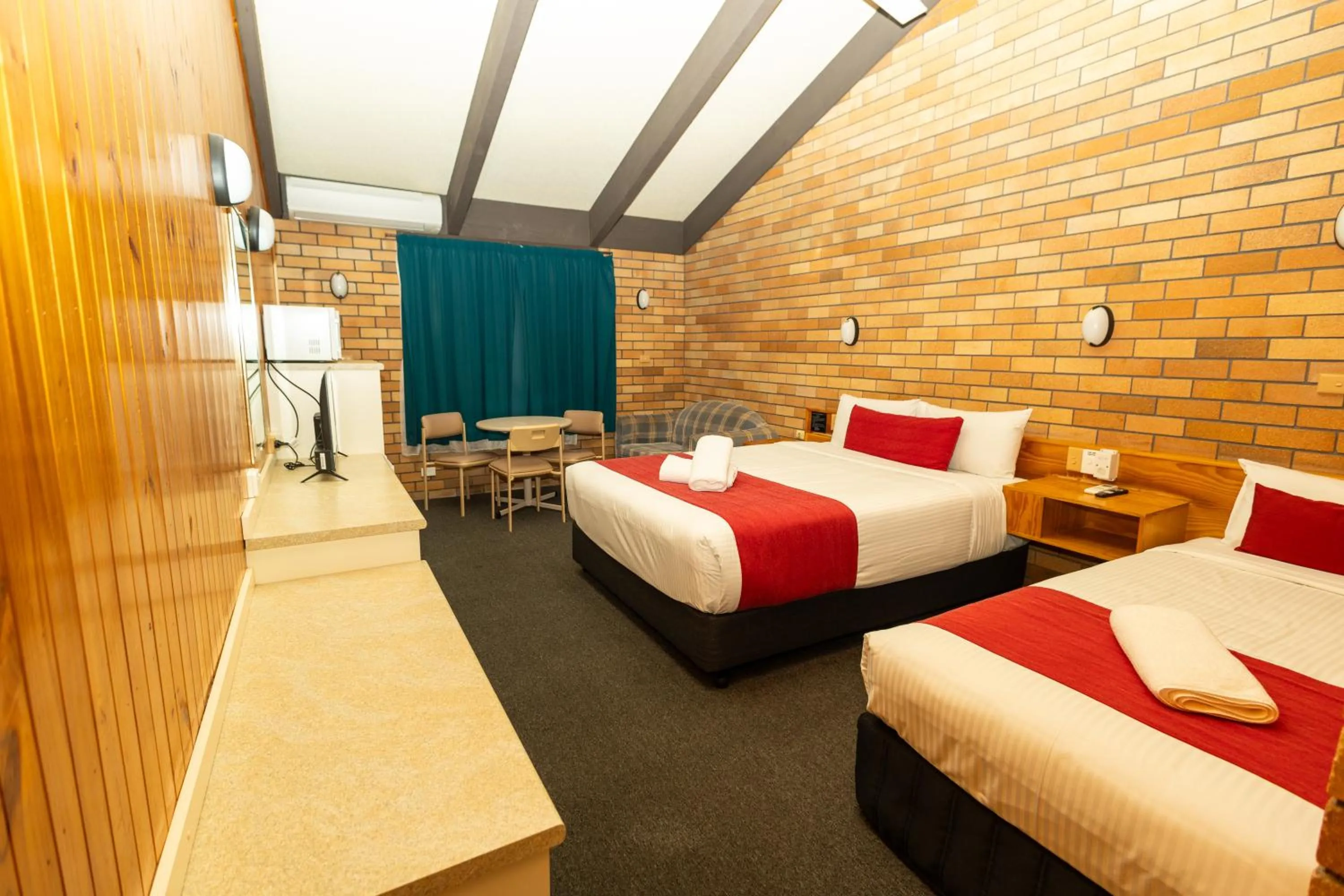 Bed in All Travellers Motor Inn