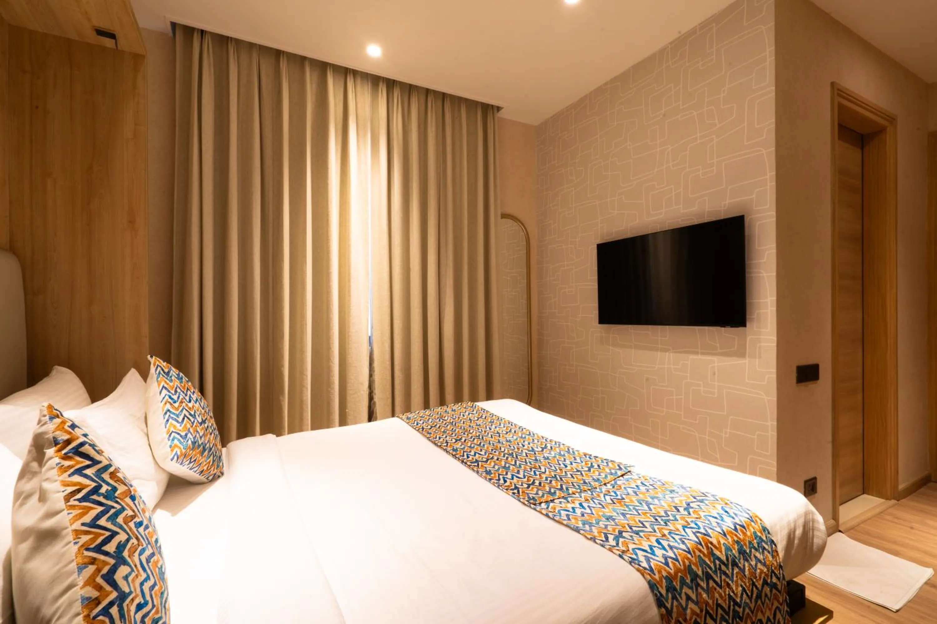 Photo of the whole room, Bed in Hotel Bluestone Prime Nehru Place by The Cosy hotels