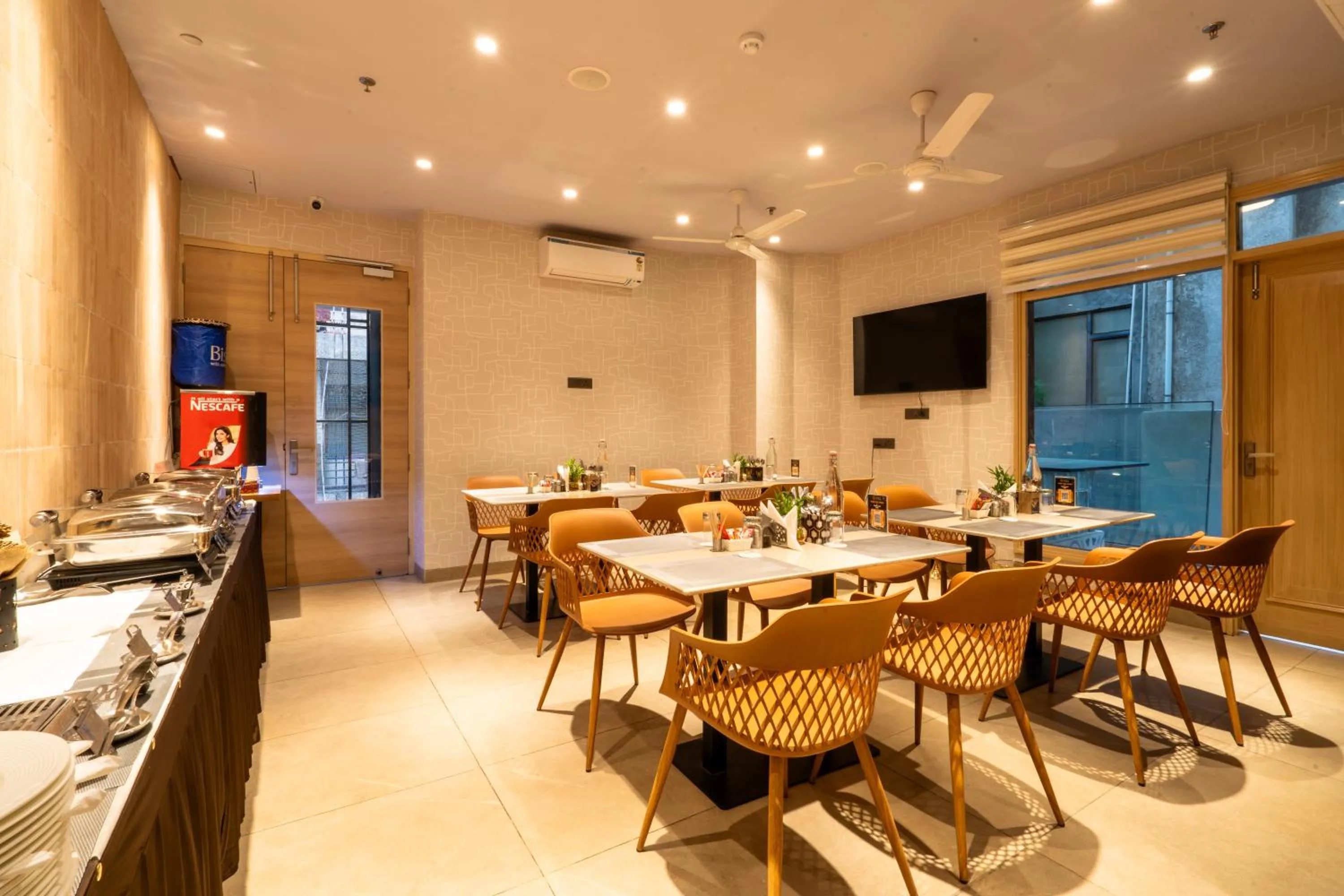 Restaurant/places to eat in Hotel Bluestone Prime Nehru Place by The Cosy hotels