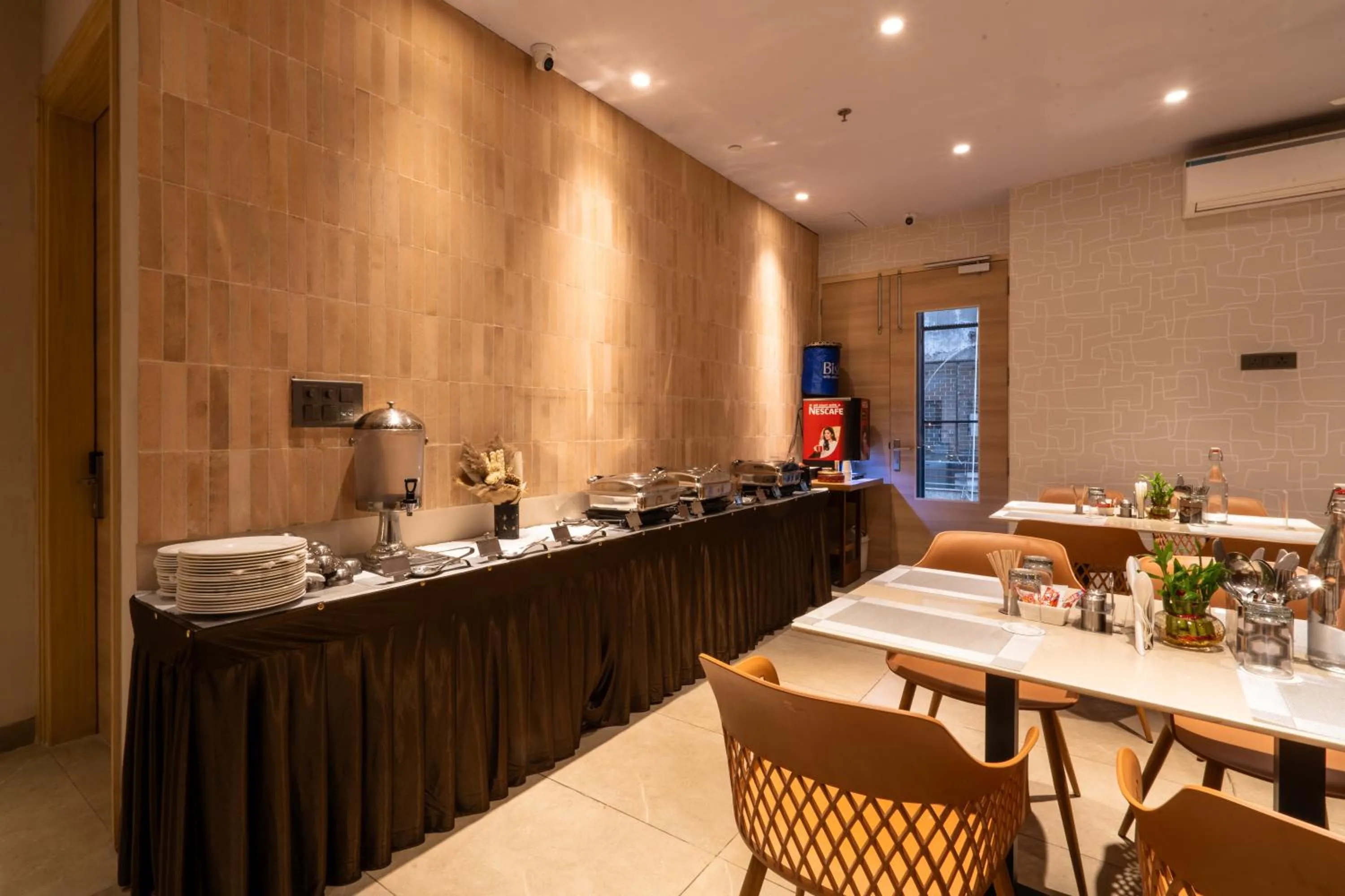 Restaurant/places to eat in Hotel Bluestone Prime Nehru Place by The Cosy hotels