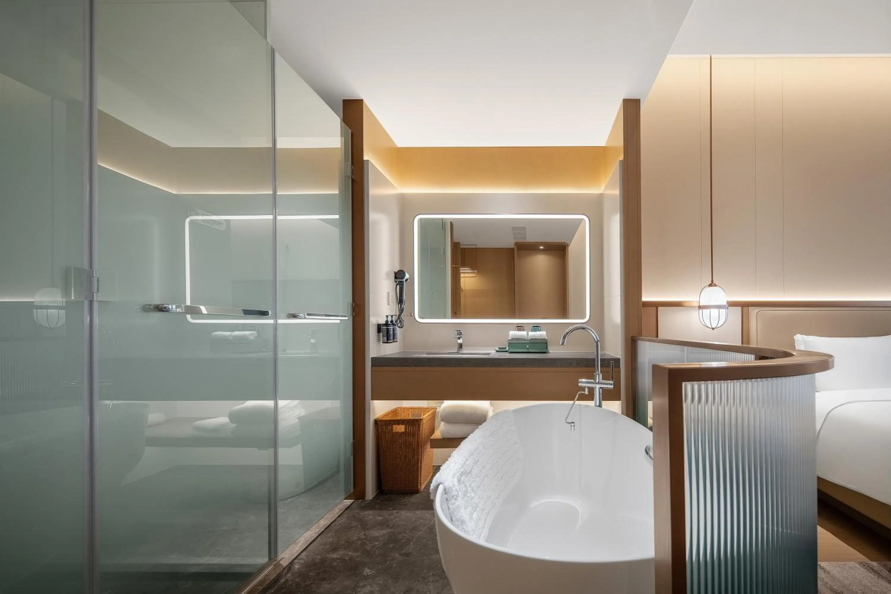 Bath, Bed in Wyndham Garden Shanghai Songjiang