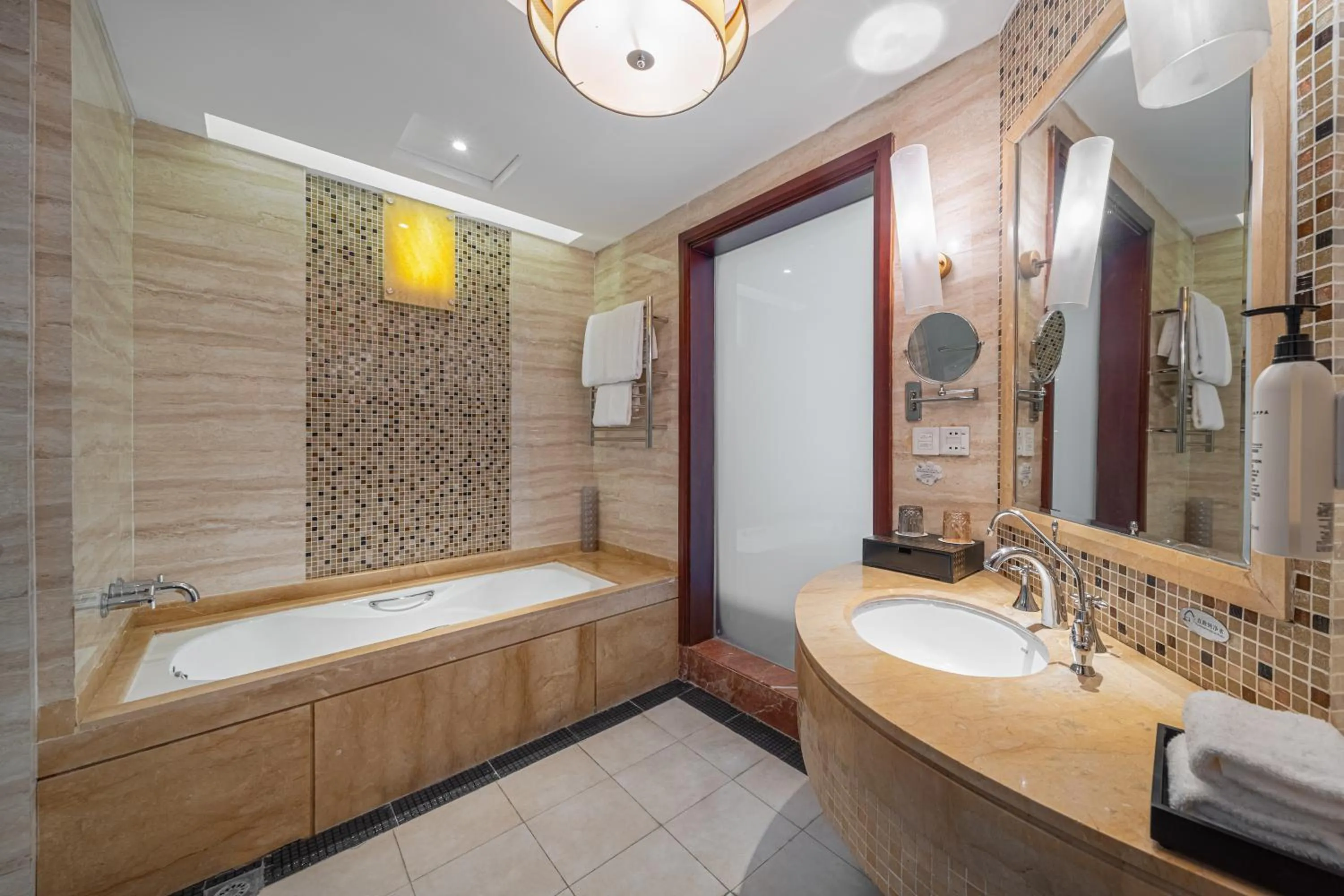 Bathroom in Good View Hotel Tangxia - 15 mins drive from Dongguan South Railway Station