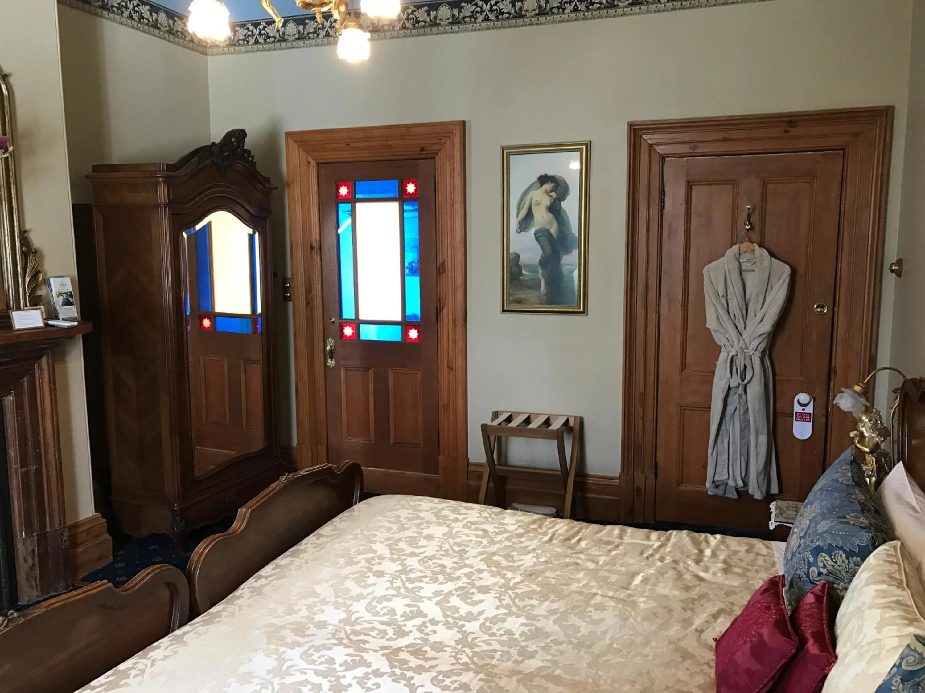 Photo of the whole room, Bed in Freeman On Ford