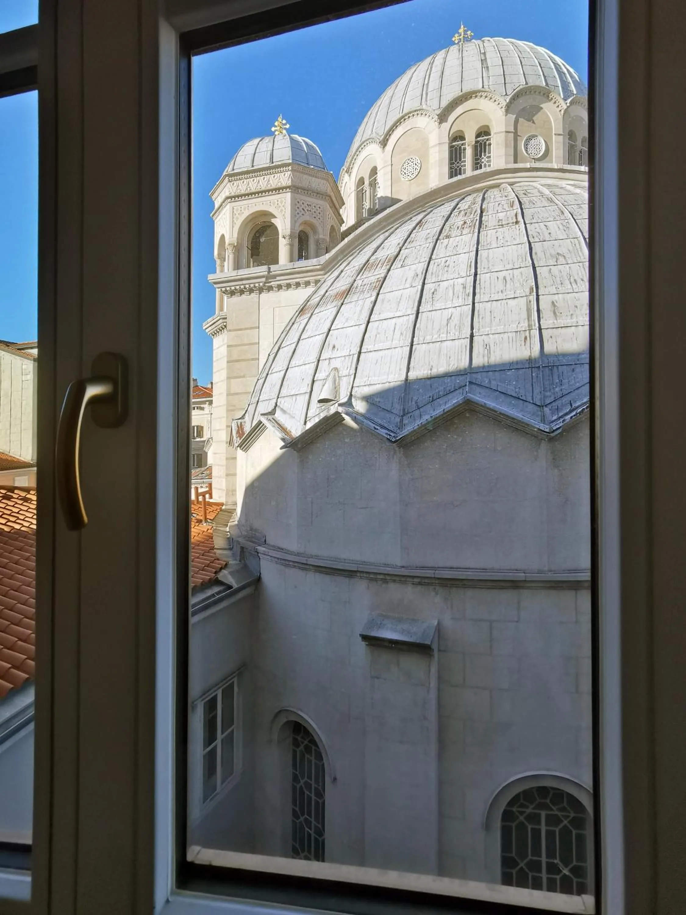 Day in Bed and Chic art rooms