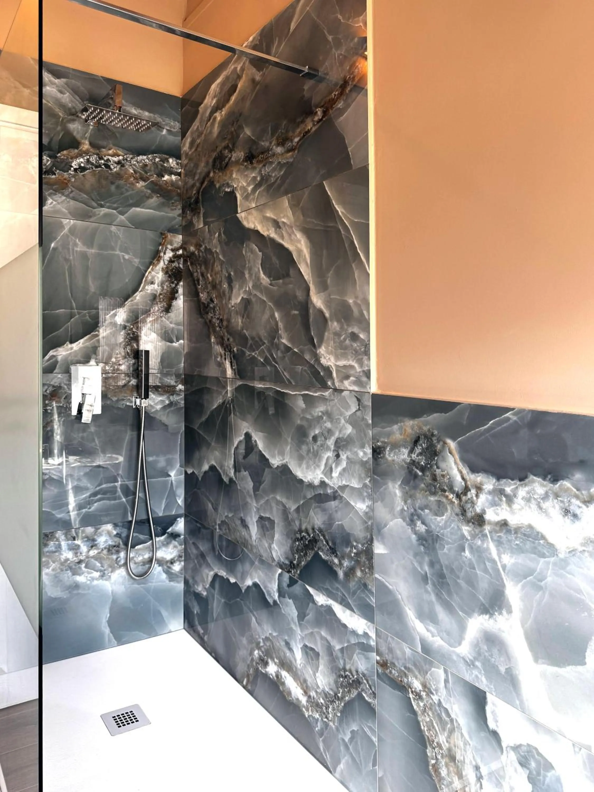 Shower in Bed and Chic art rooms