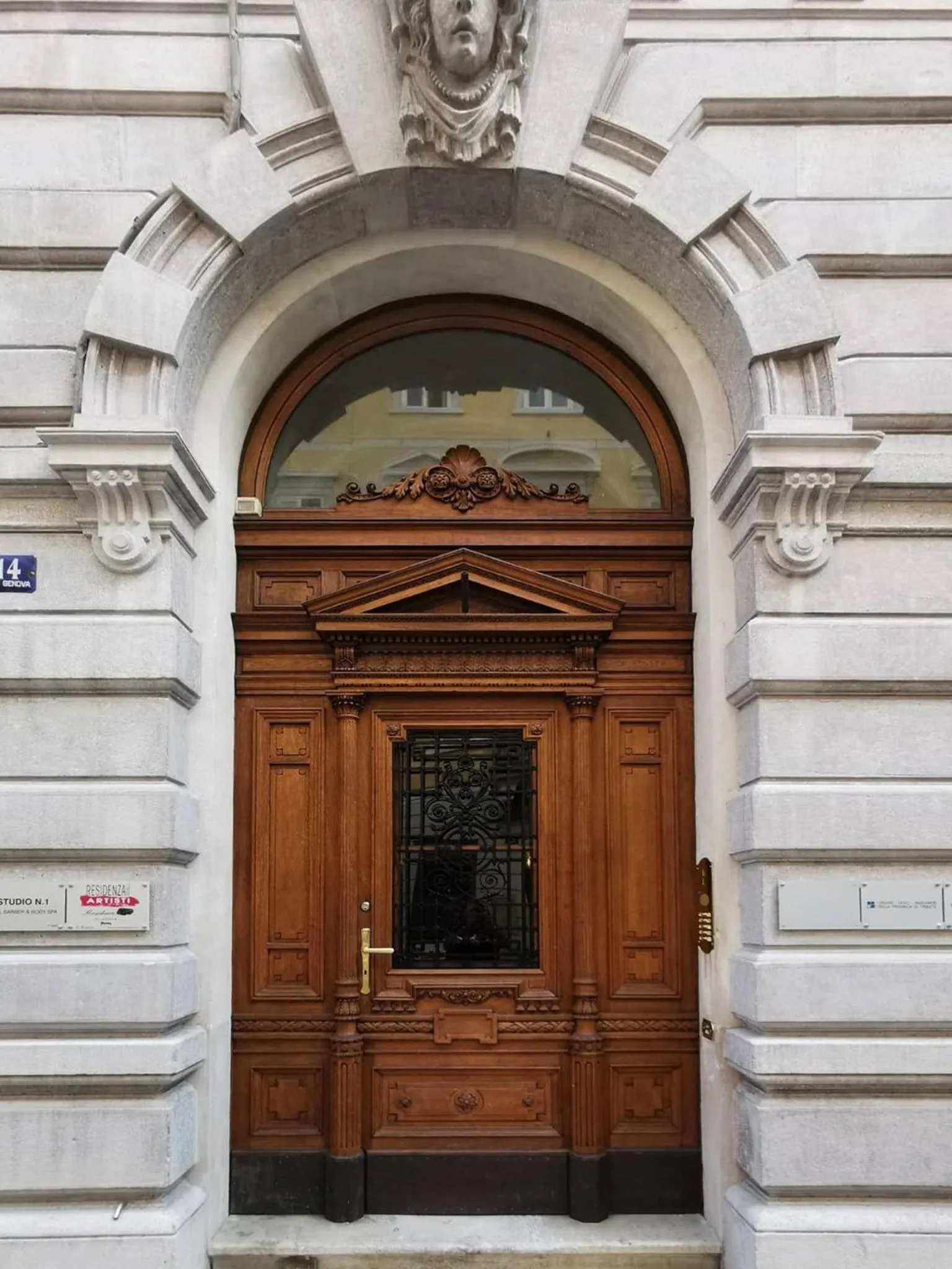 Facade/entrance in Bed and Chic art rooms