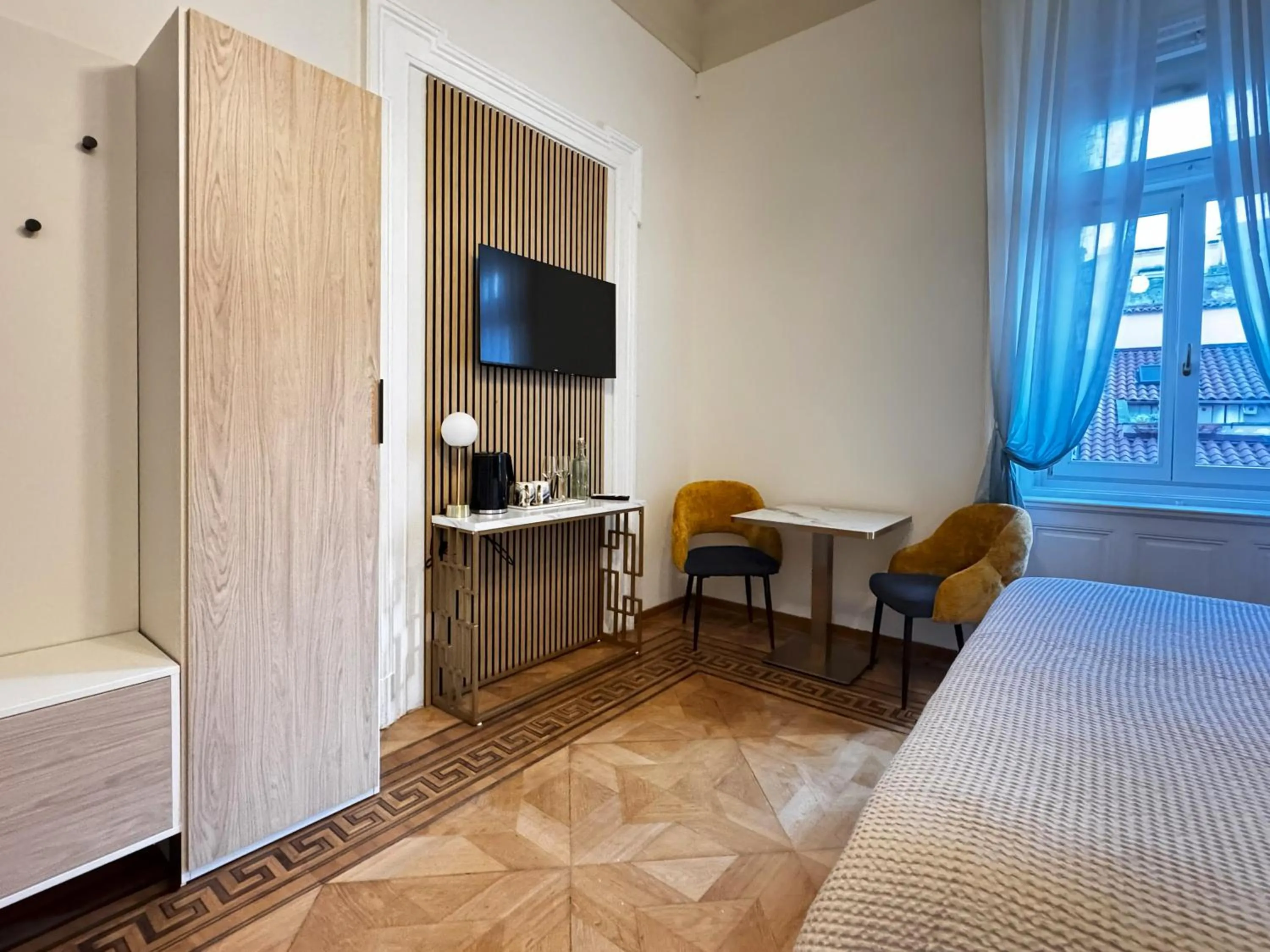 Photo of the whole room, Bed in Bed and Chic art rooms