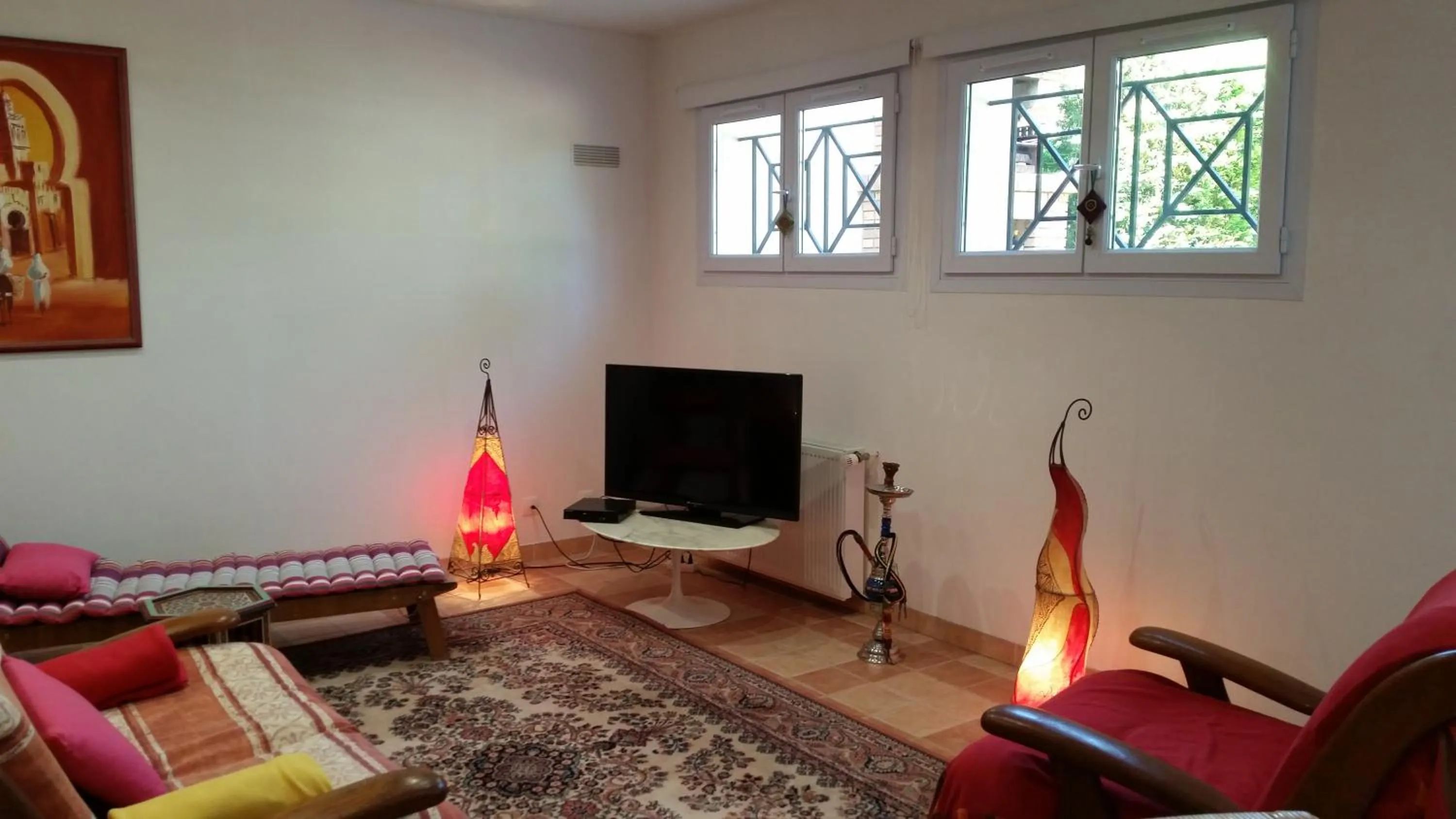 TV and multimedia in Chambre Avec Jardin Pierre Curie