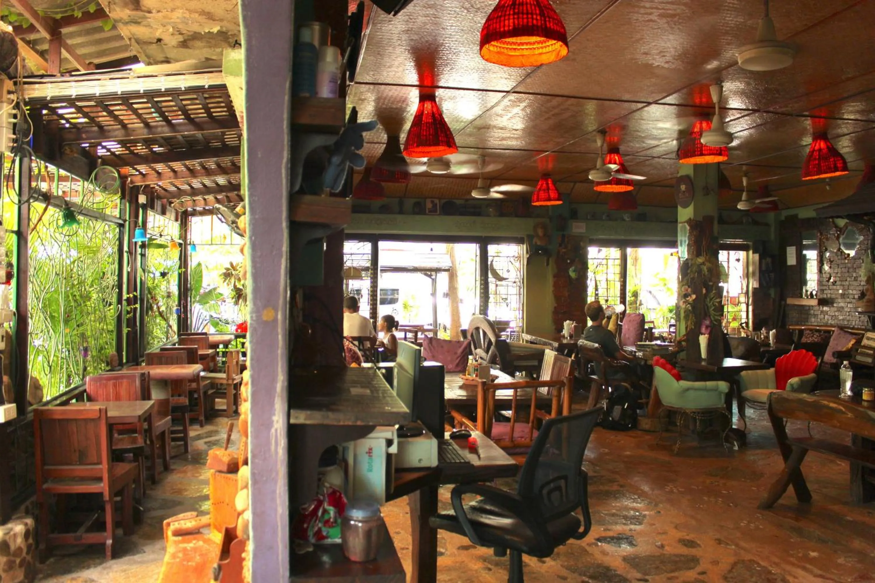 Restaurant/places to eat in Shanti Lodge