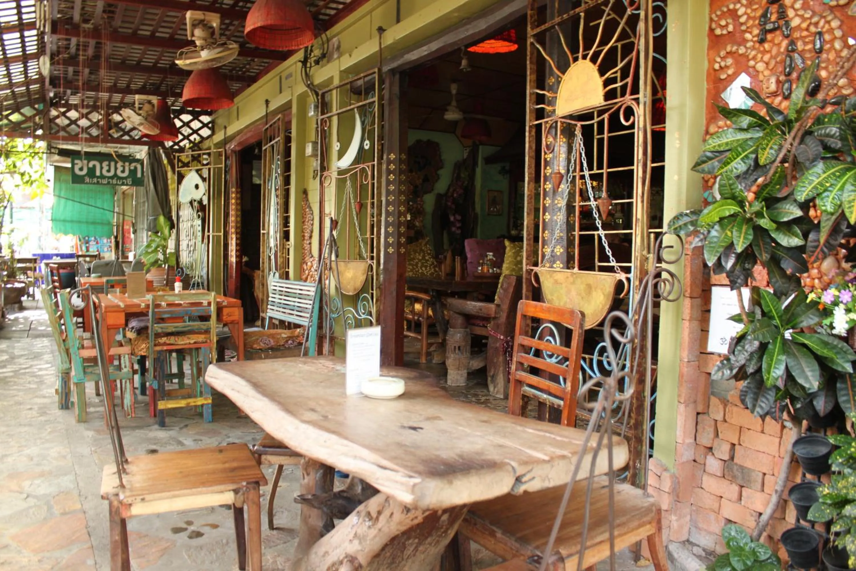 Restaurant/places to eat in Shanti Lodge