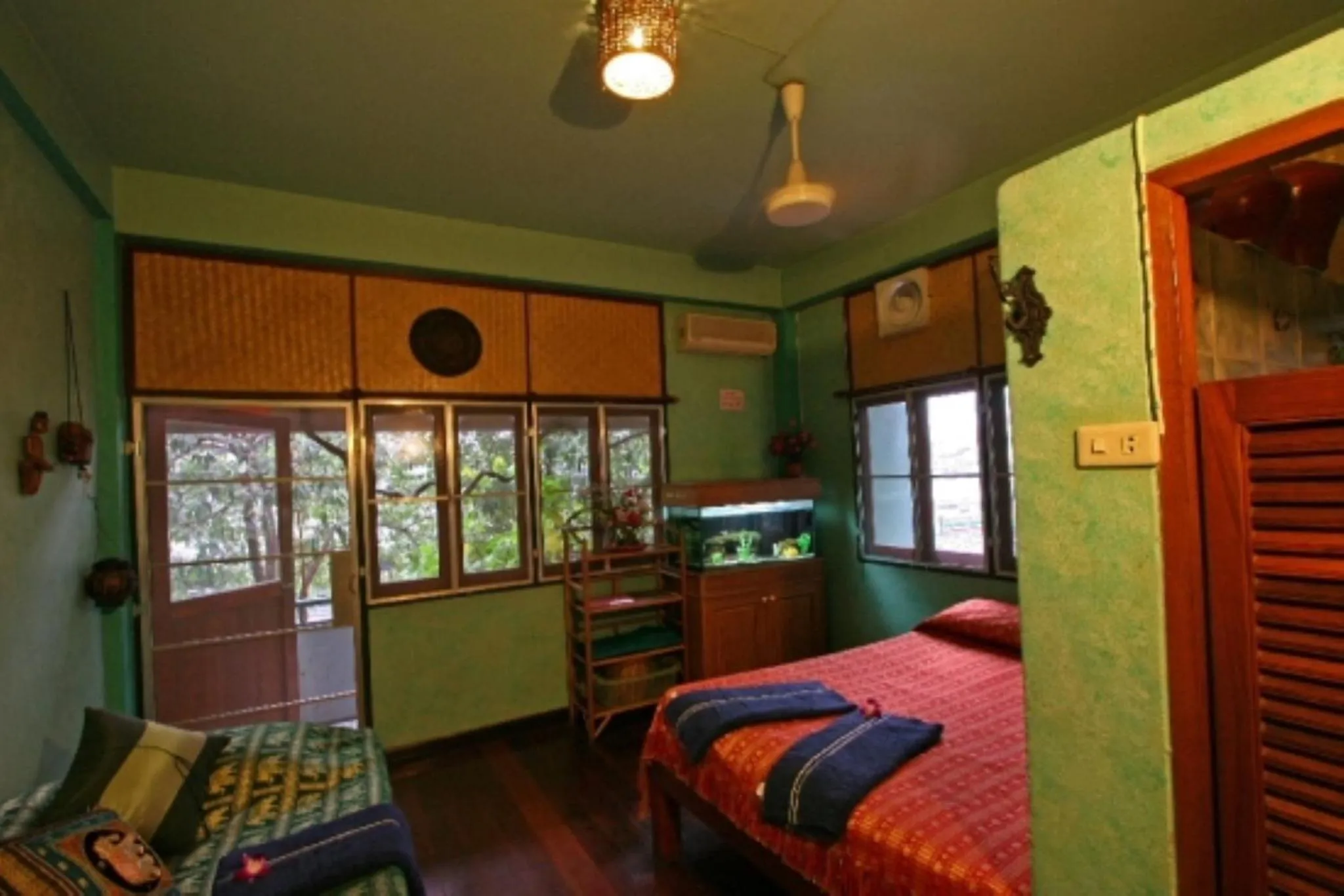 Photo of the whole room, Bed in Shanti Lodge