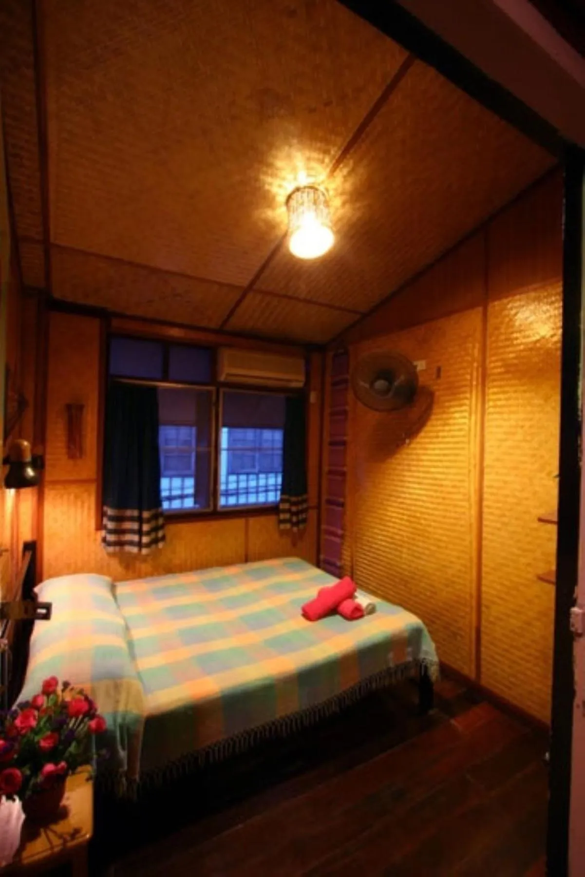 Photo of the whole room, Bed in Shanti Lodge