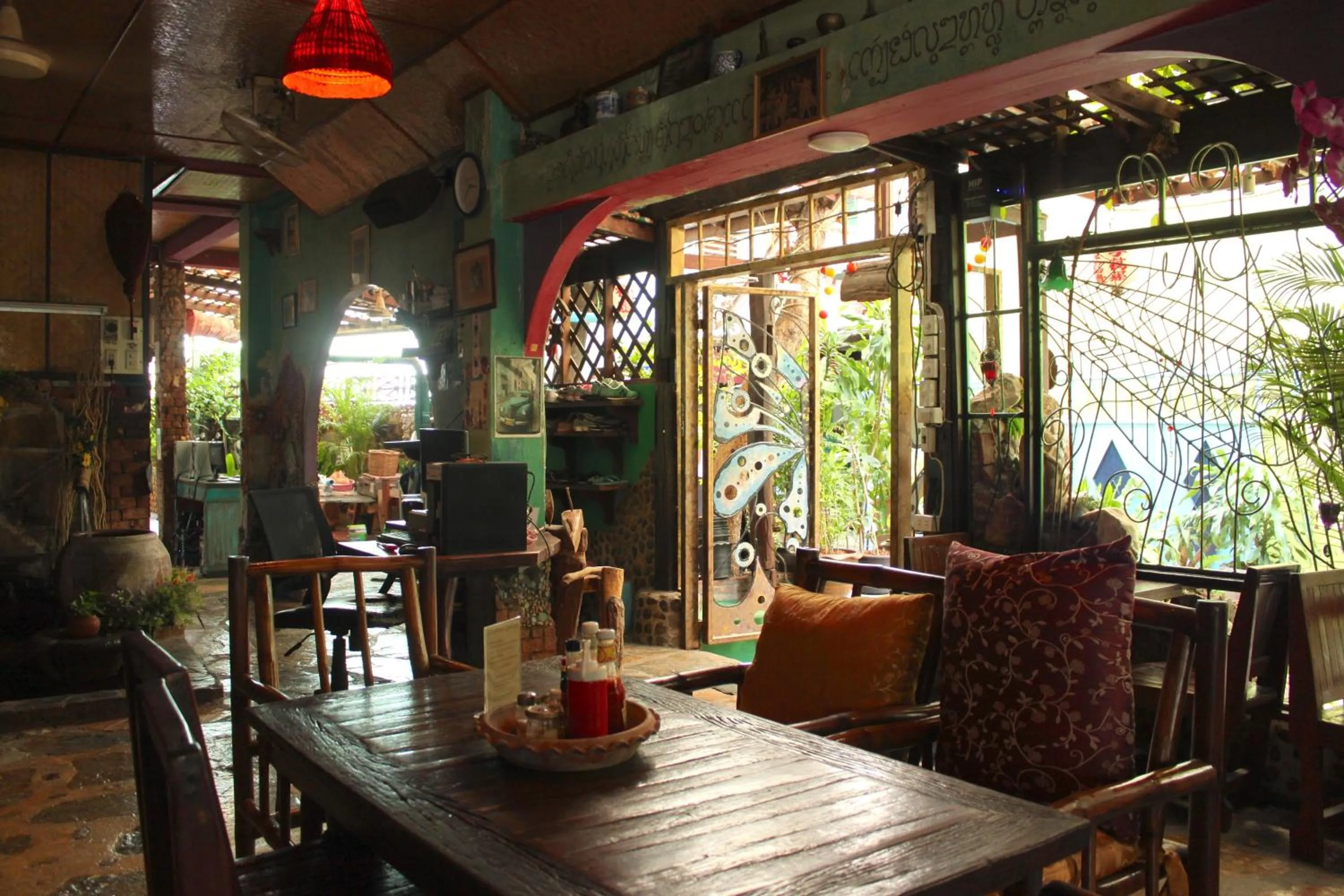 Restaurant/places to eat in Shanti Lodge