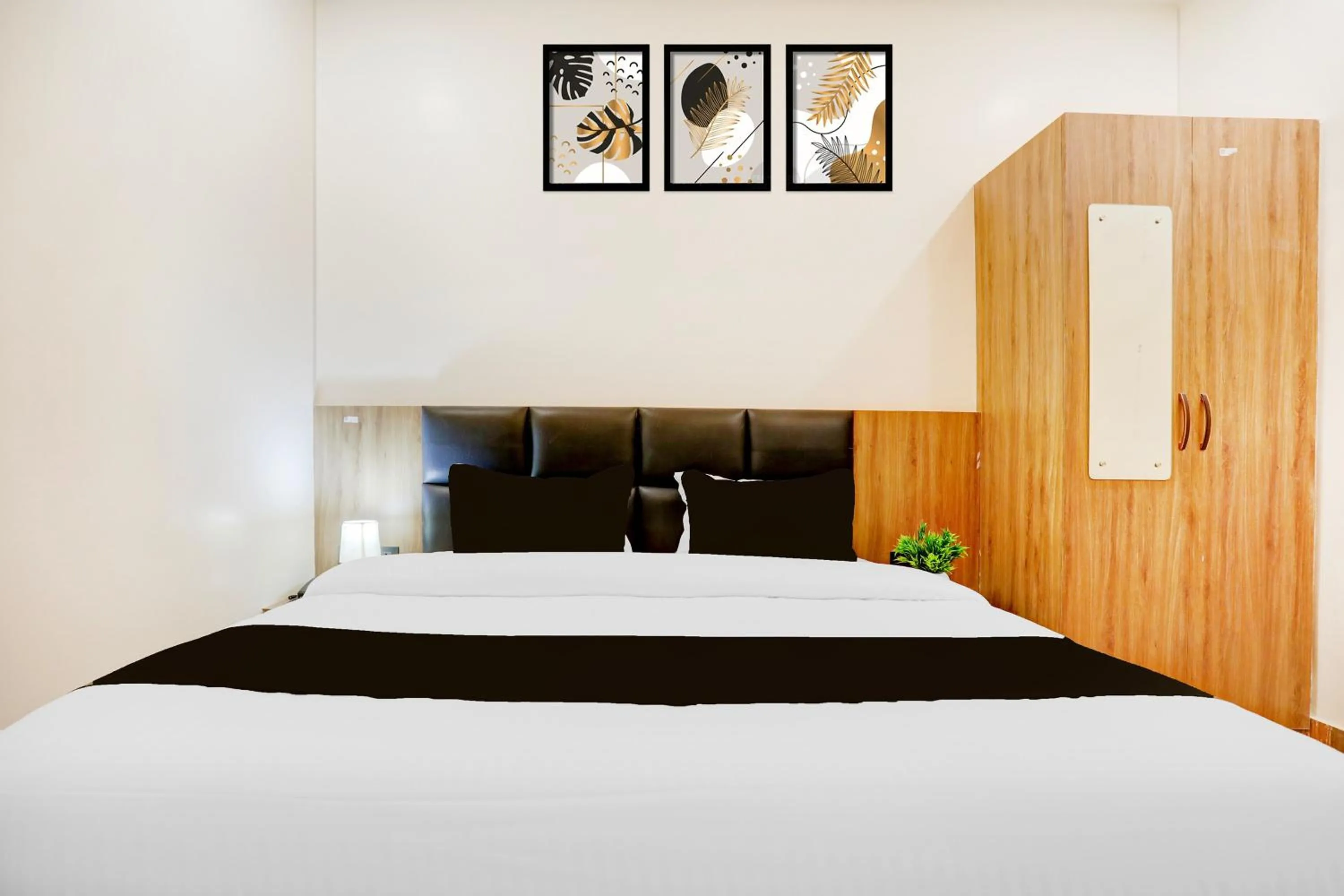 Bedroom, Bed in Super Townhouse Oak AIIMS Walmi Govindpur