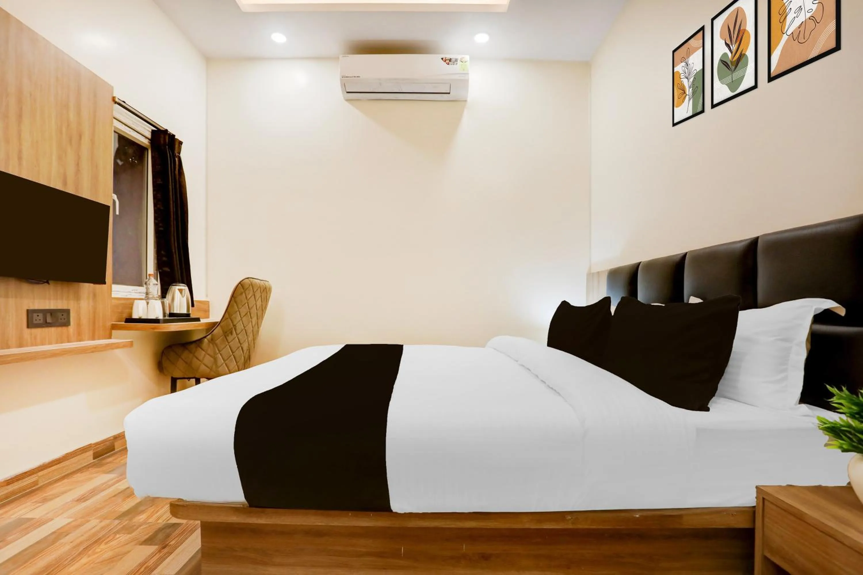 Bedroom, Bed in Super Townhouse Oak AIIMS Walmi Govindpur
