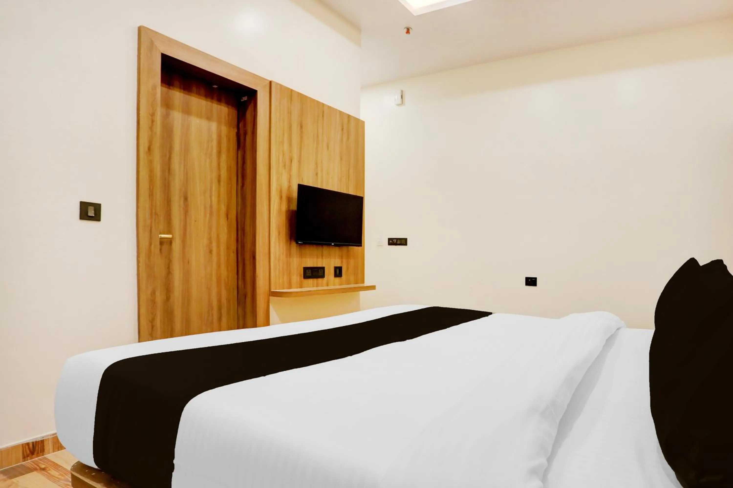 Bedroom, Bed in Super Townhouse Oak AIIMS Walmi Govindpur