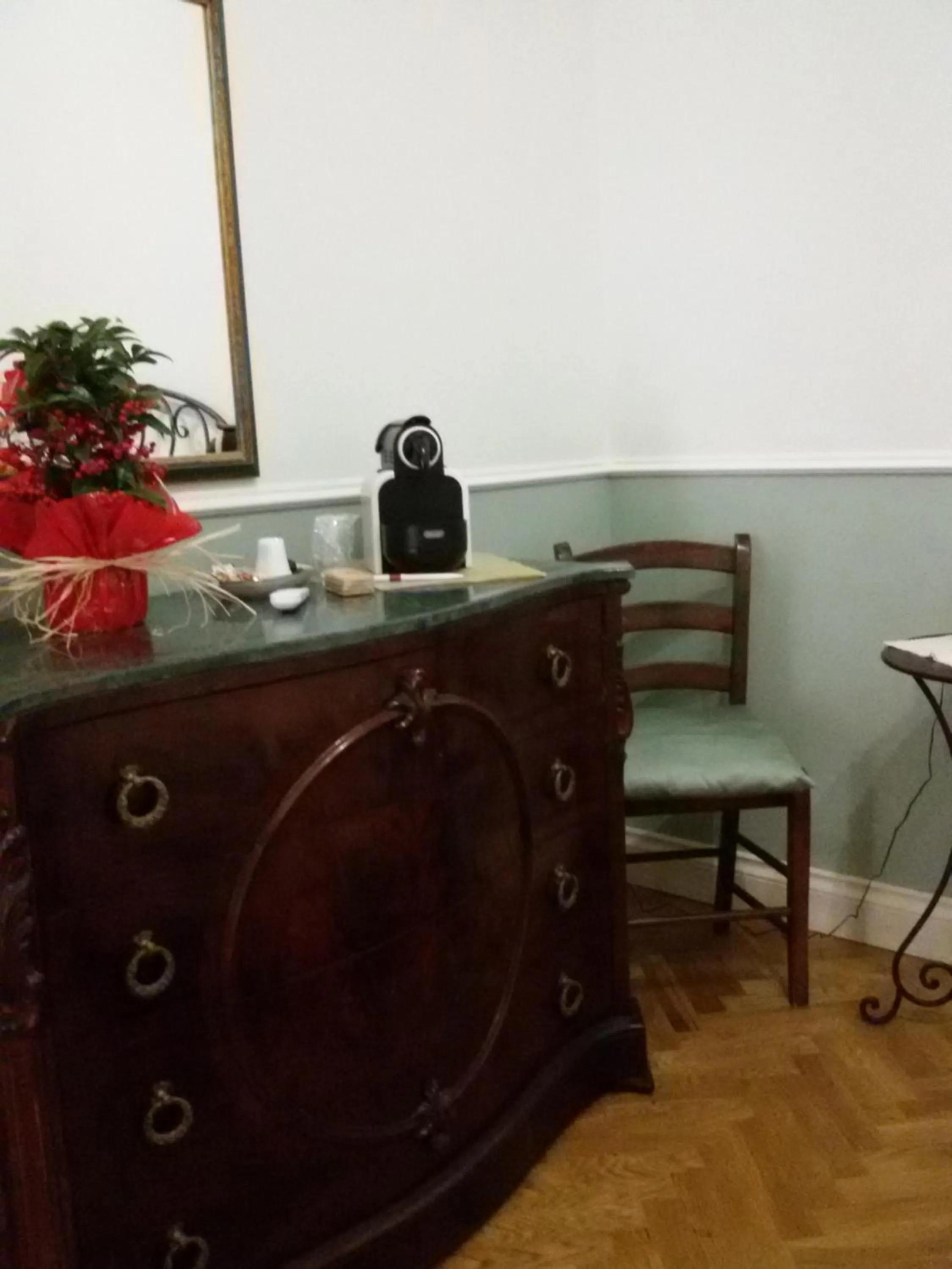 Photo of the whole room in At Home Lettieri