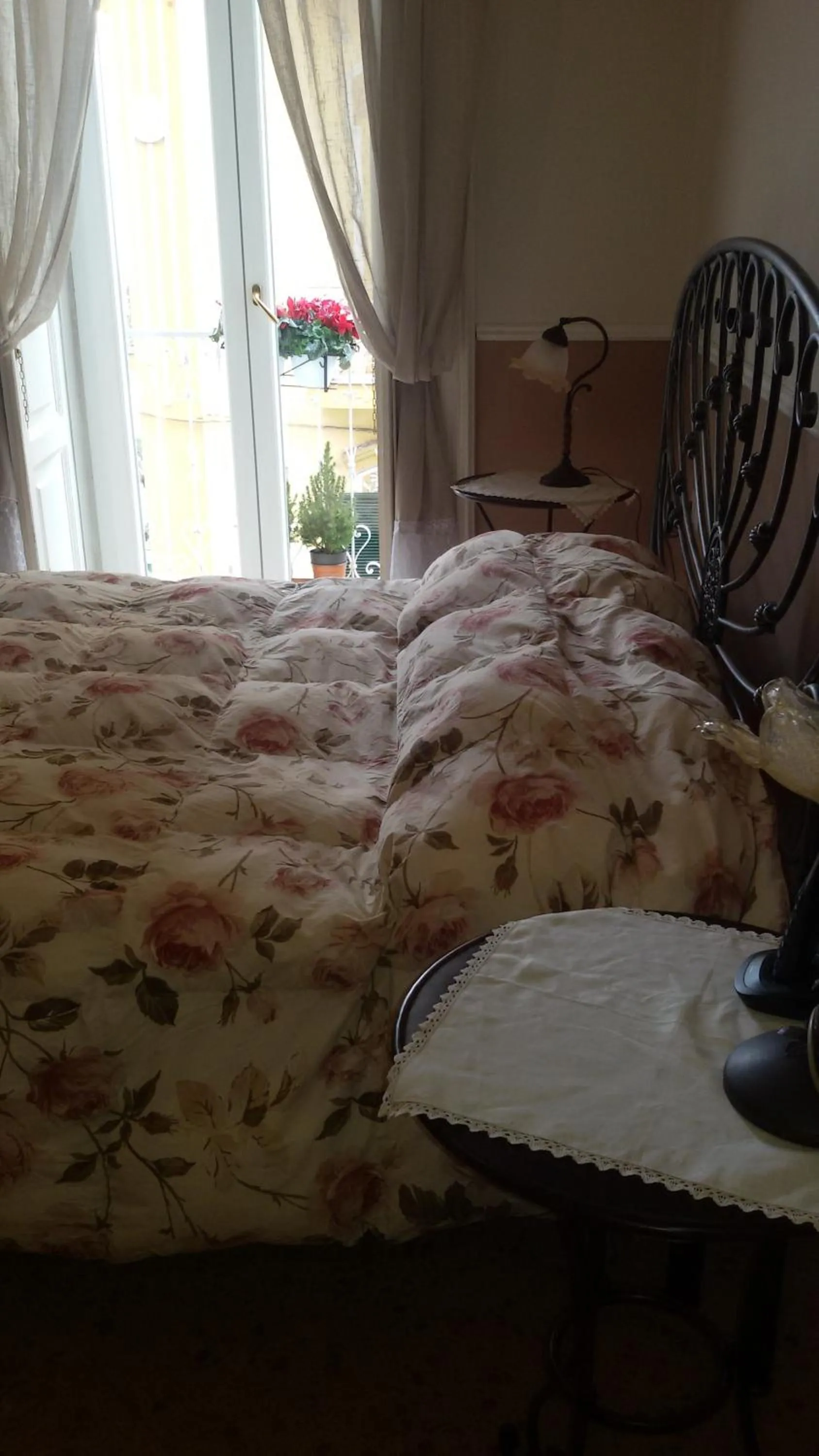 Photo of the whole room in At Home Lettieri