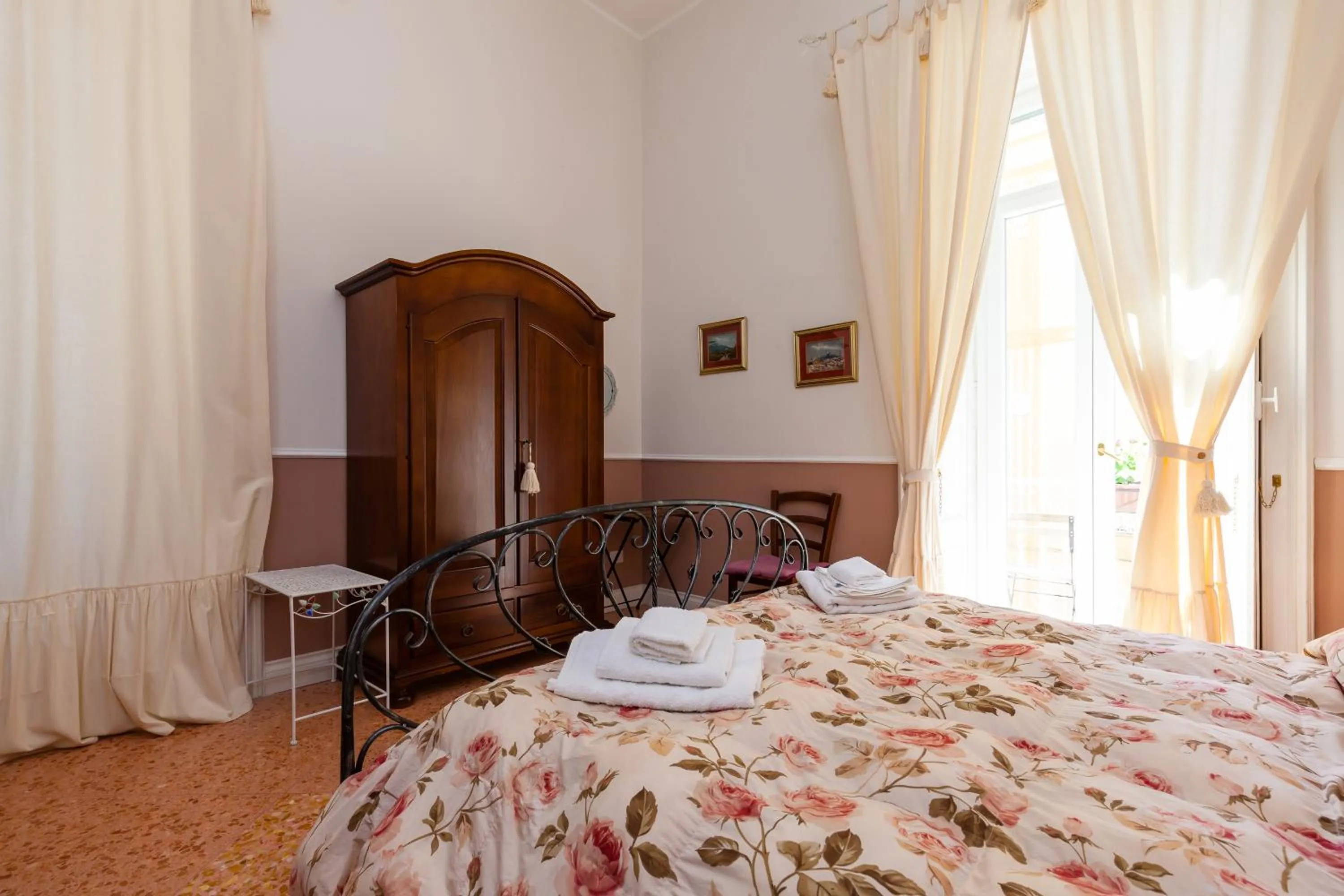 Photo of the whole room in At Home Lettieri