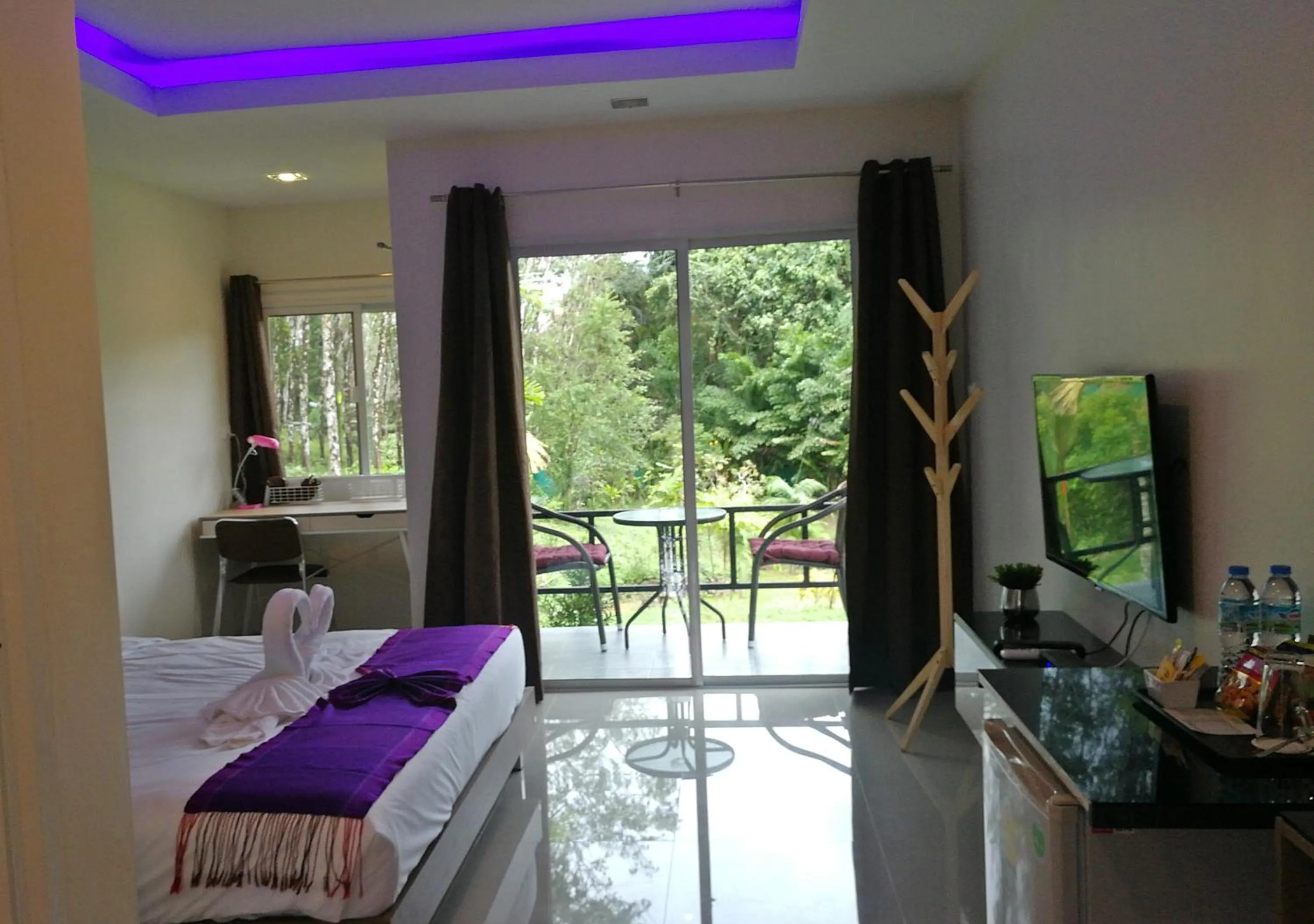 Photo of the whole room, Bed in Chomphu Resort