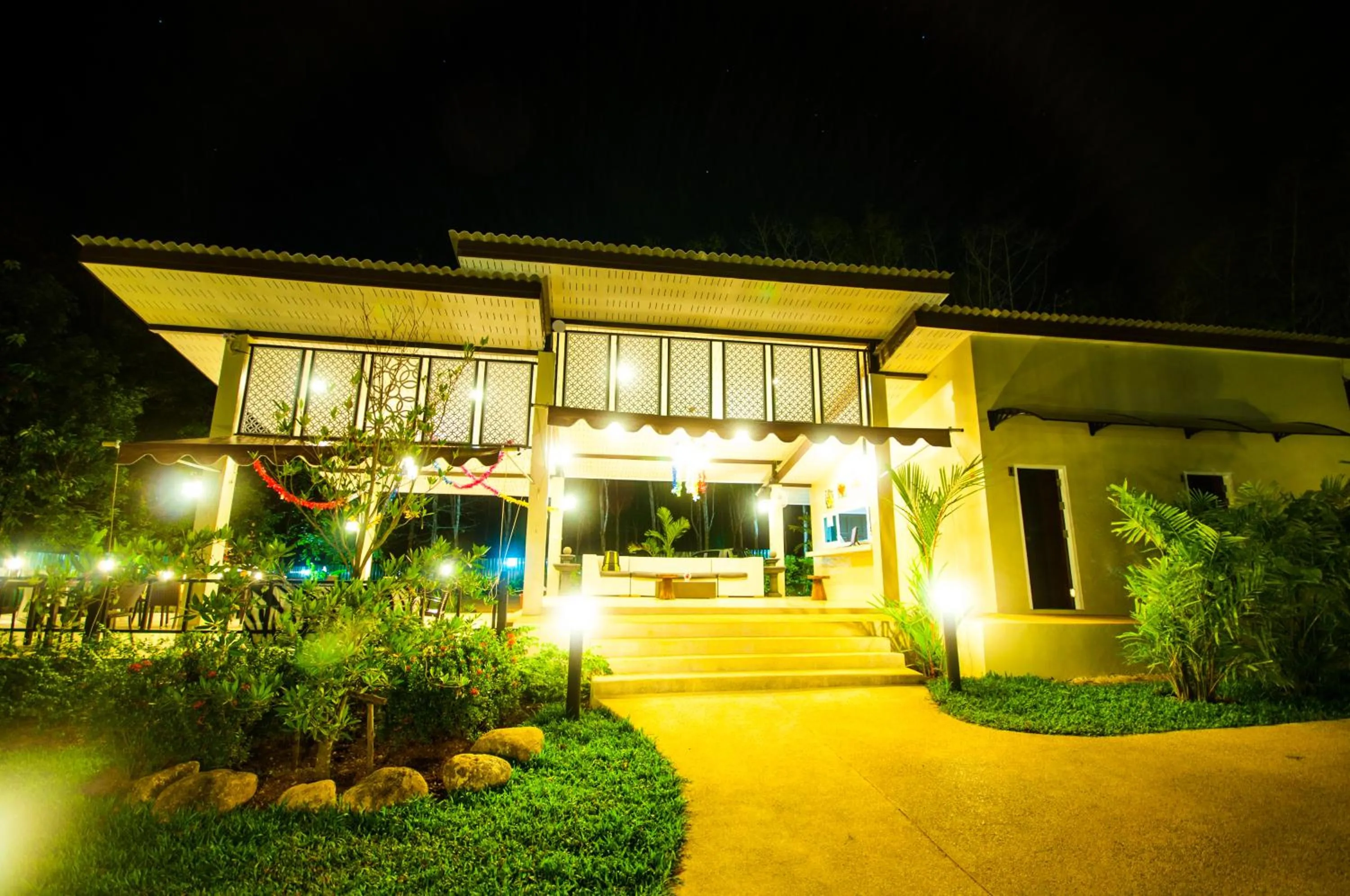 Restaurant/places to eat in Chomphu Resort