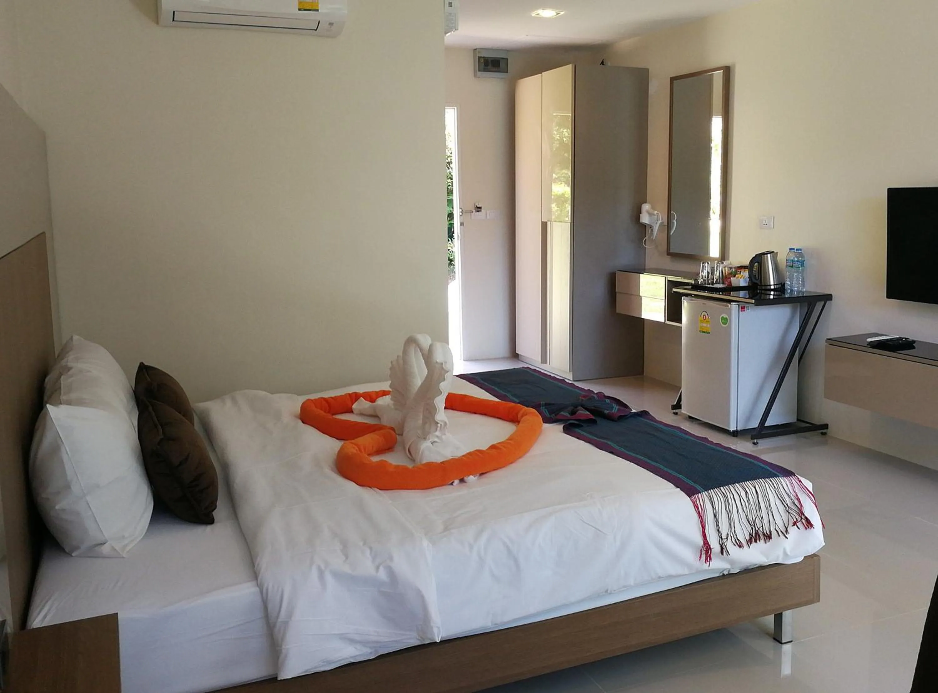 Photo of the whole room, Bed in Chomphu Resort