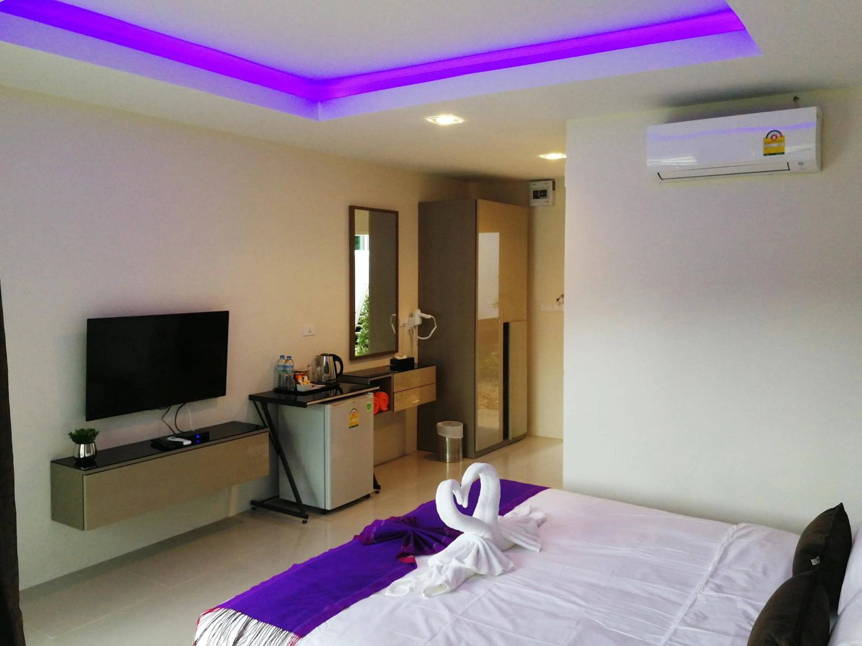 Photo of the whole room, Bed in Chomphu Resort