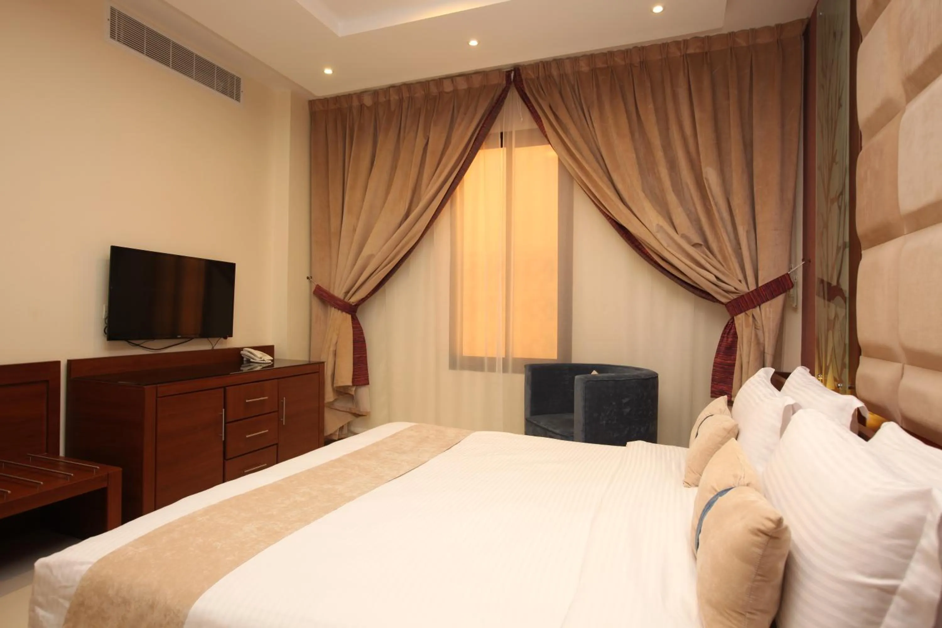 Photo of the whole room, Bed in Al Muhaidb Down Town - King Fahd Road