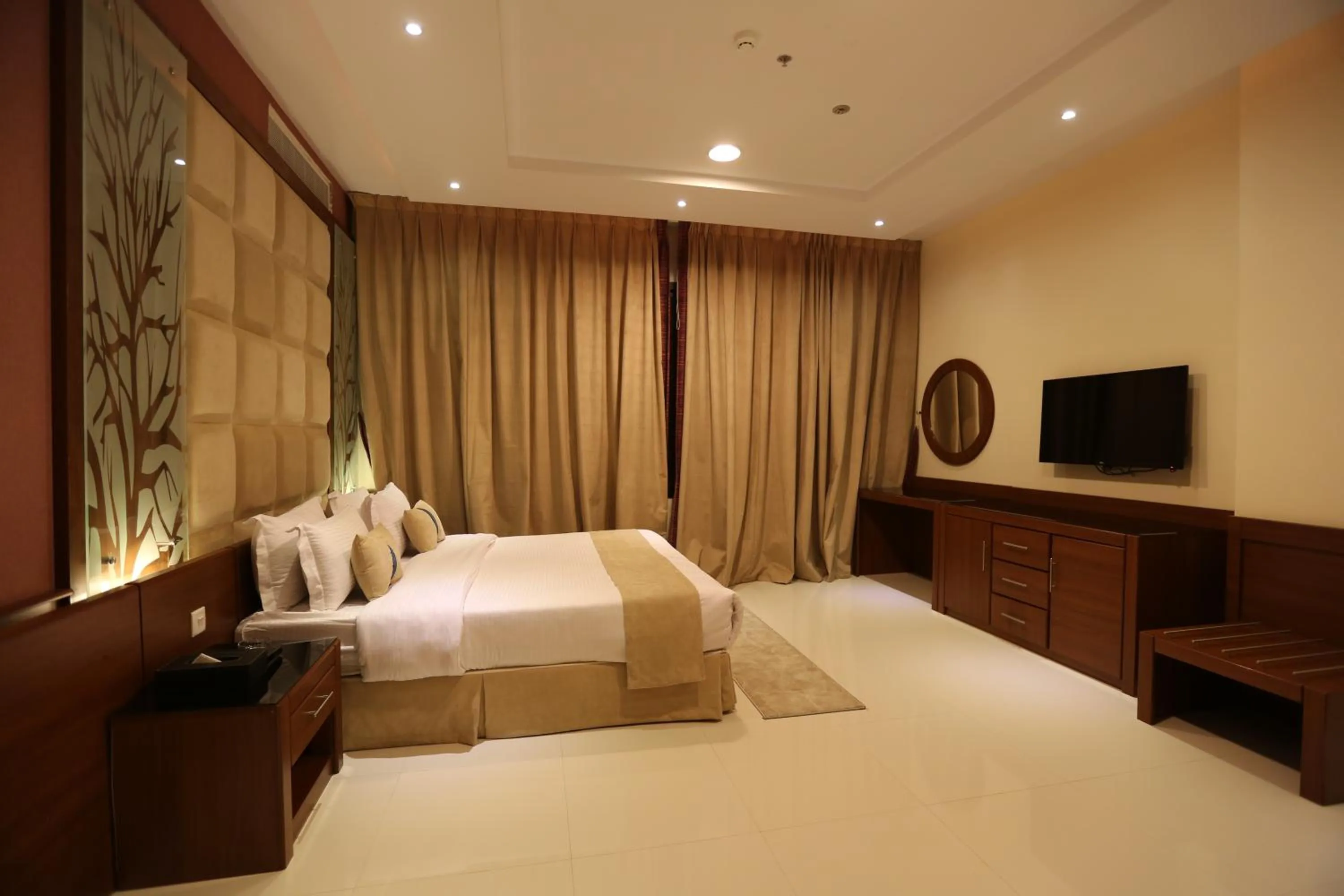 Bedroom, Bed in Al Muhaidb Down Town - King Fahd Road