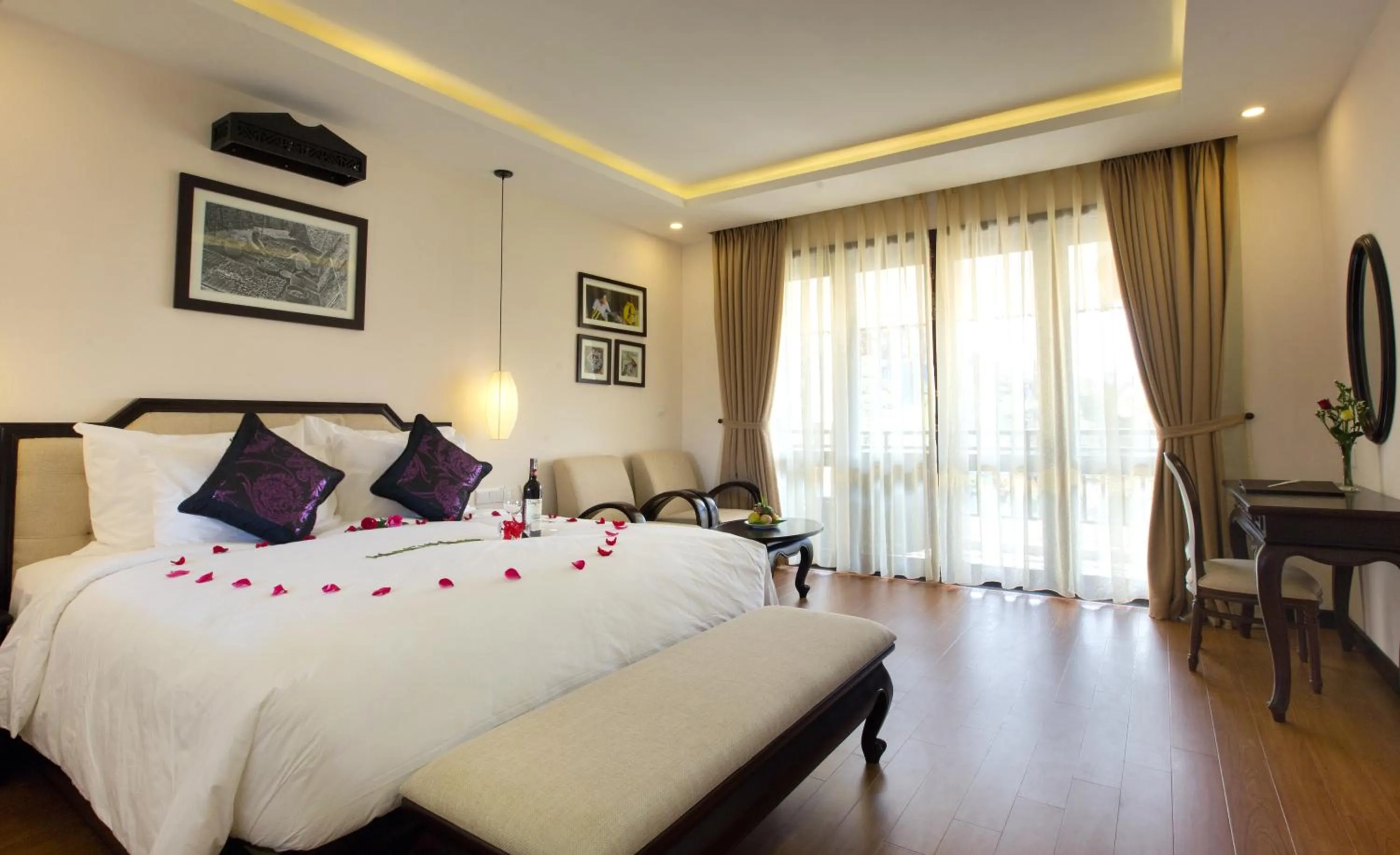 Photo of the whole room in Mulberry Collection Silk Village