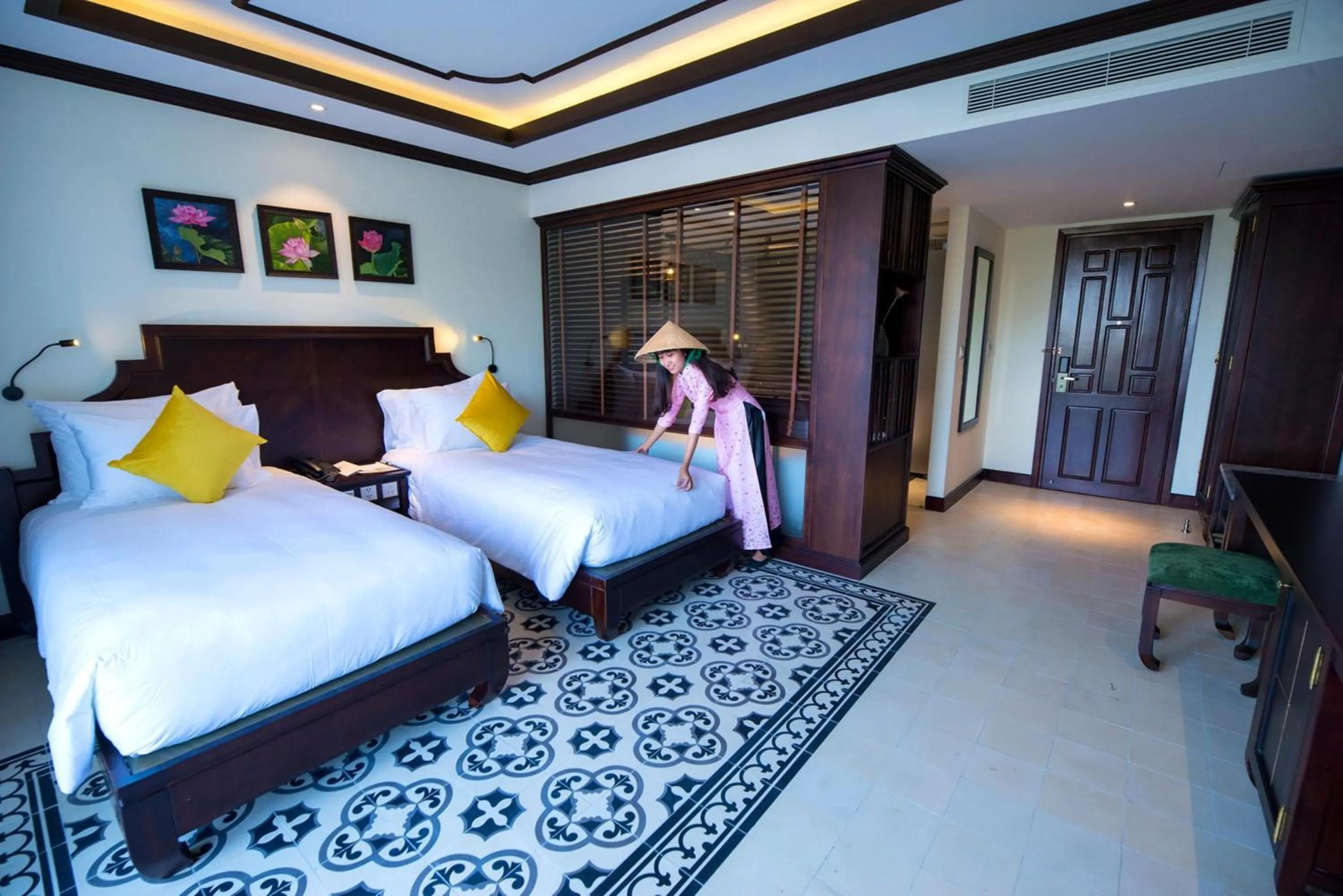 Photo of the whole room in Mulberry Collection Silk Village