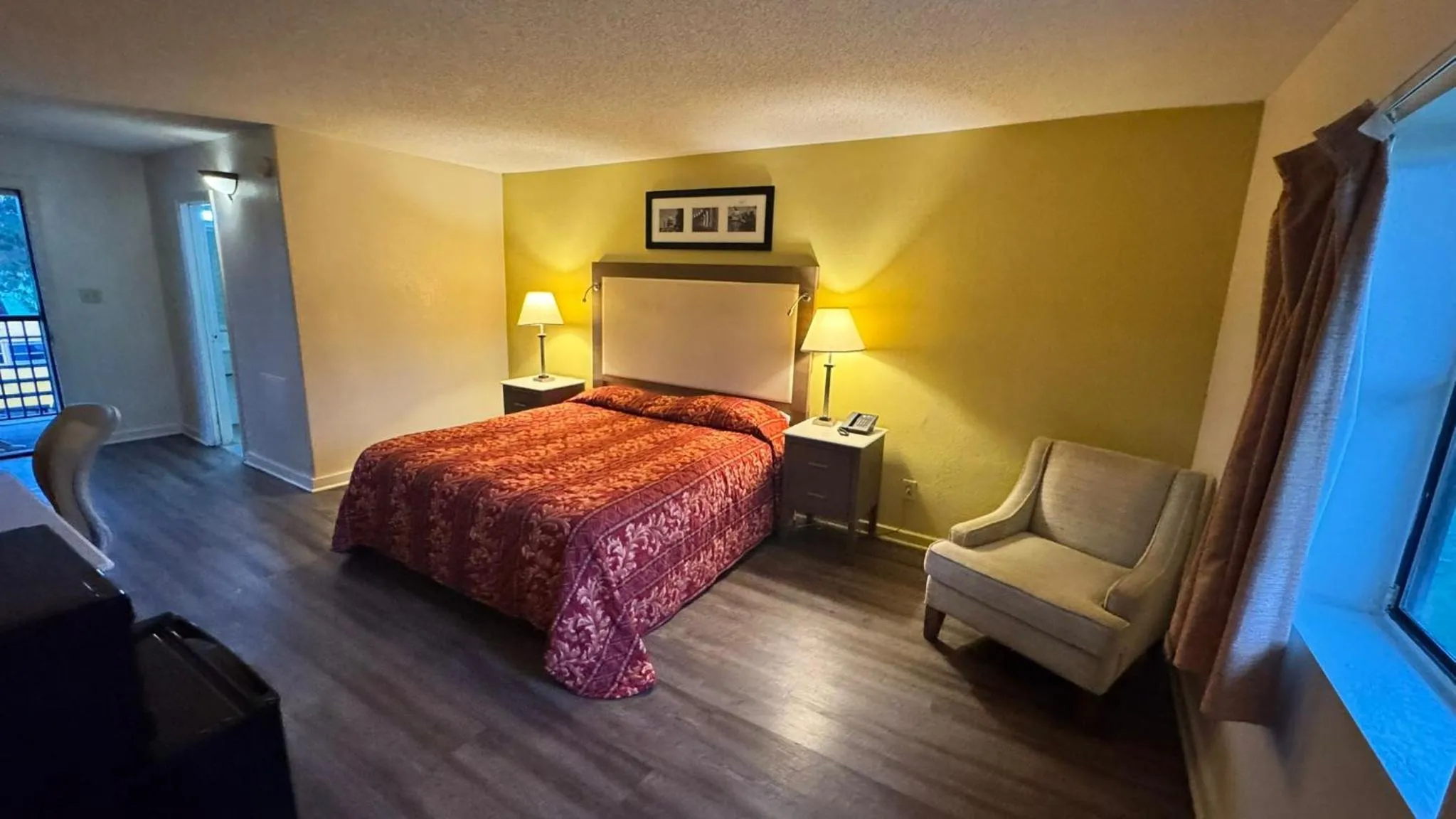 Bed in Country Host Inn
