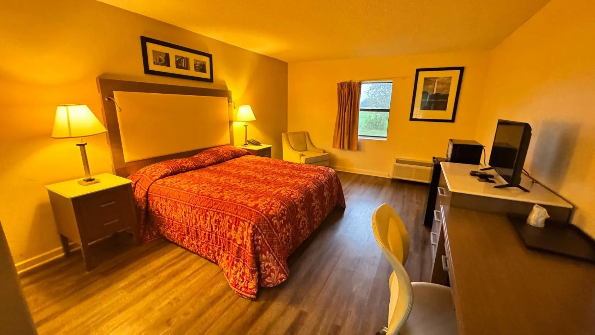 Bed in Country Host Inn