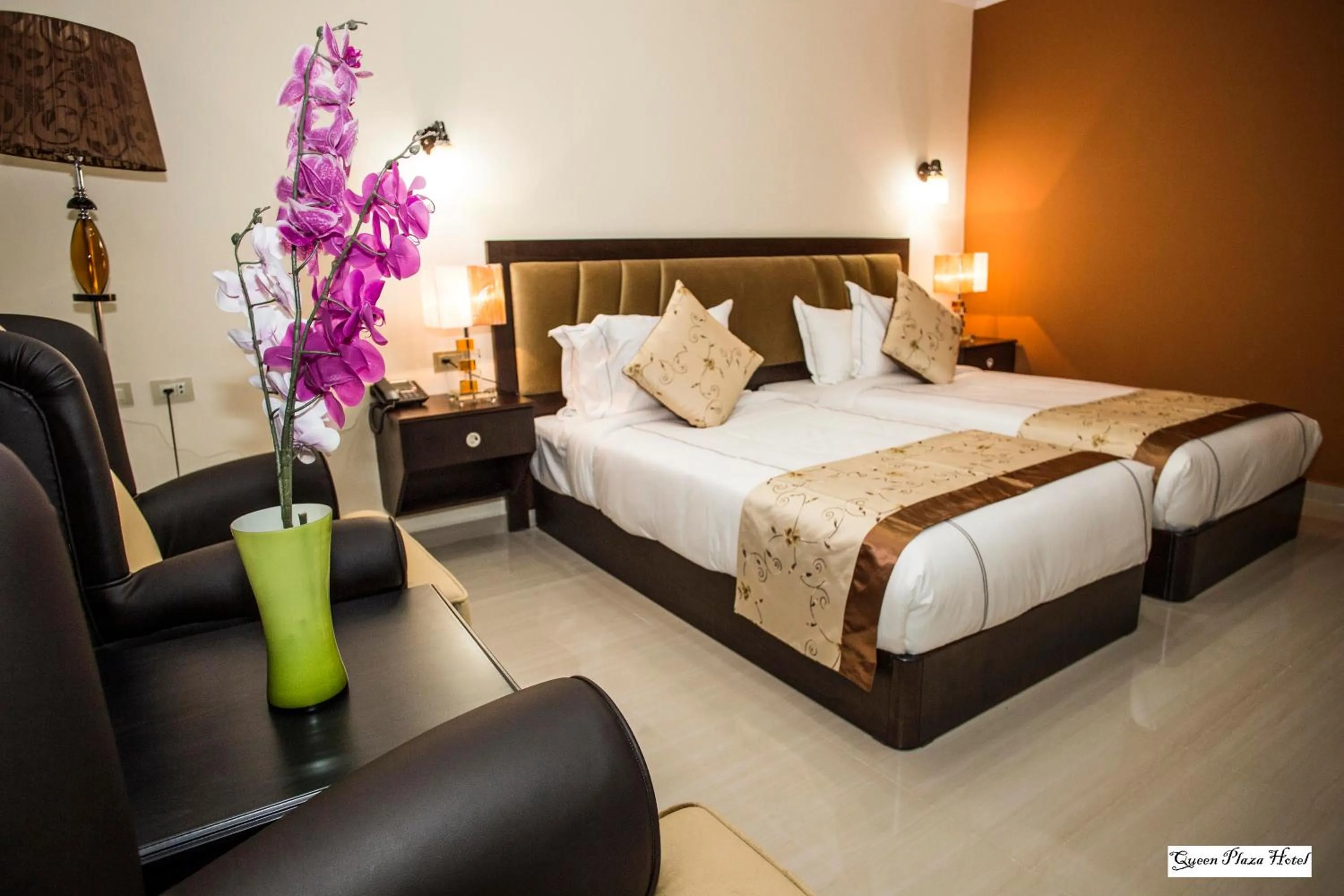 Bedroom, Bed in Queen Plaza Hotel