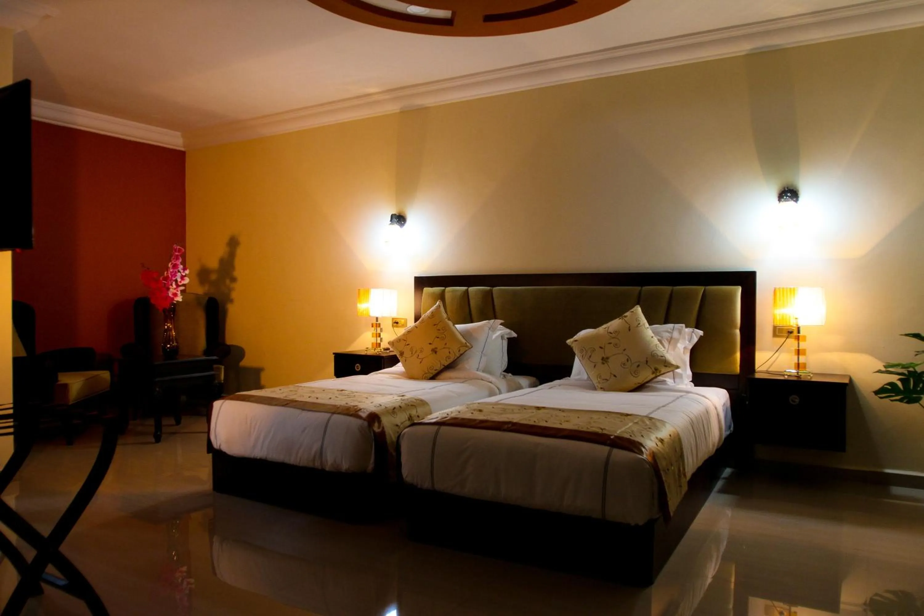 Bedroom, Bed in Queen Plaza Hotel