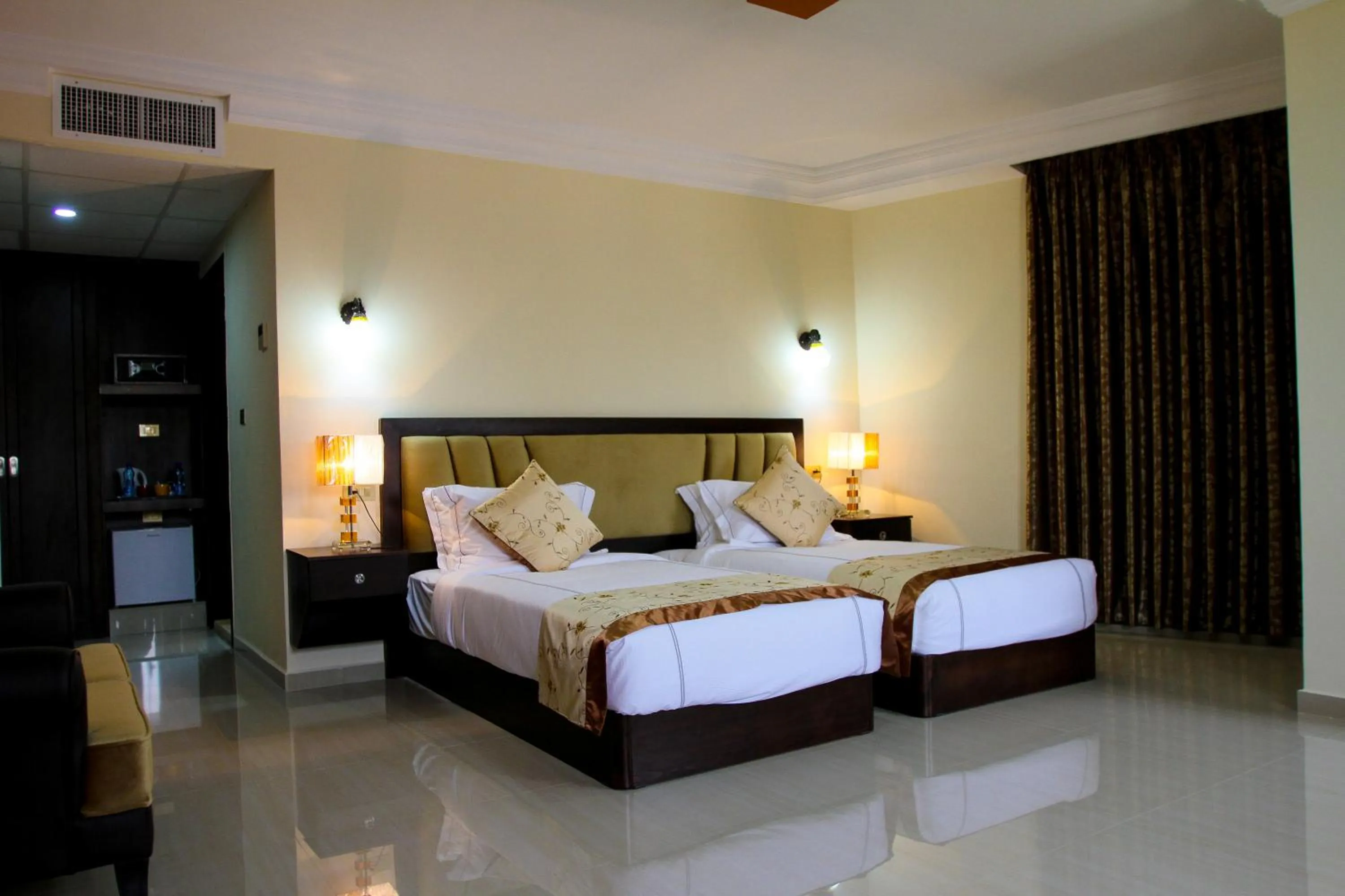 Bedroom, Bed in Queen Plaza Hotel