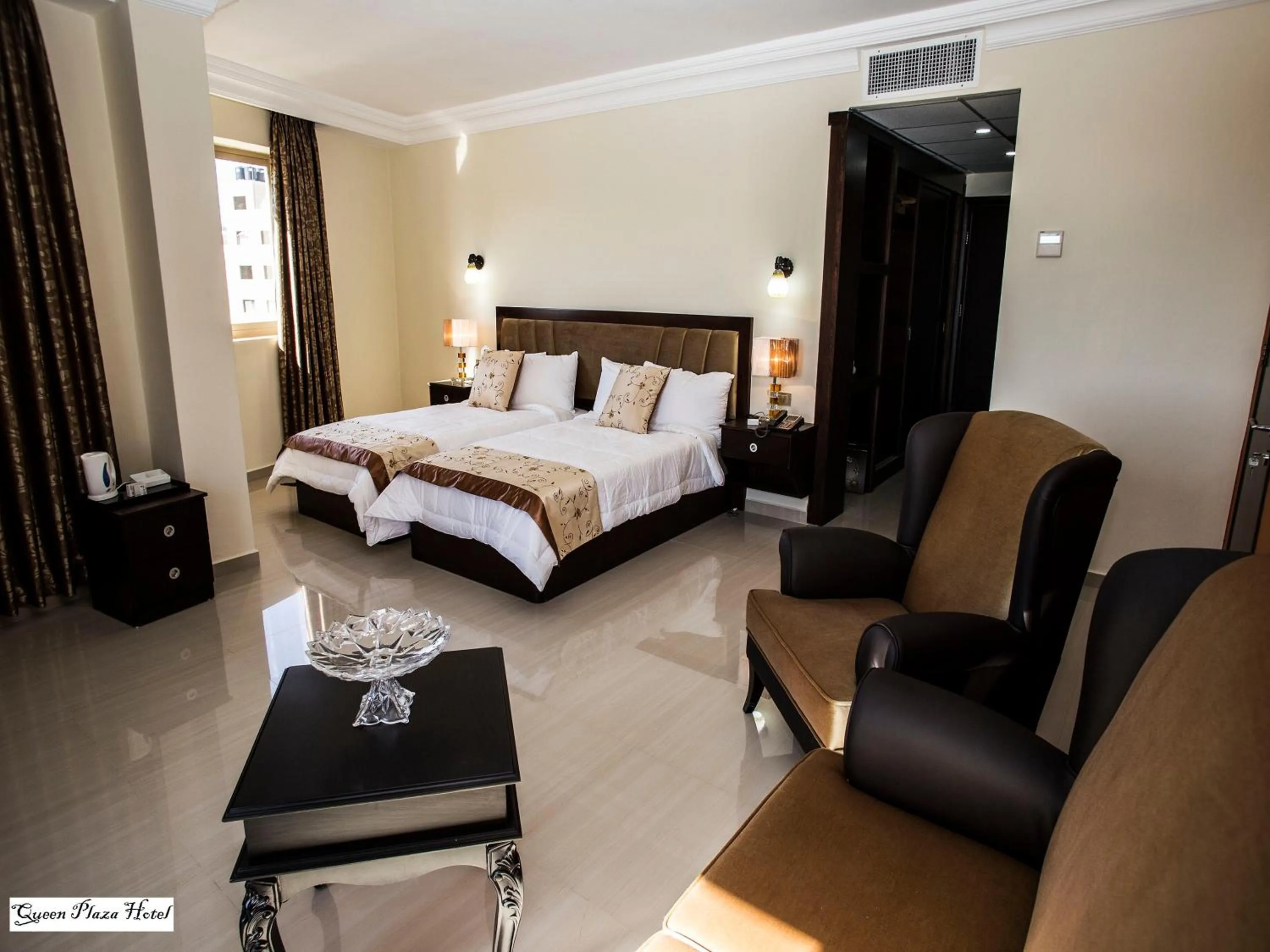 Bedroom, Bed in Queen Plaza Hotel