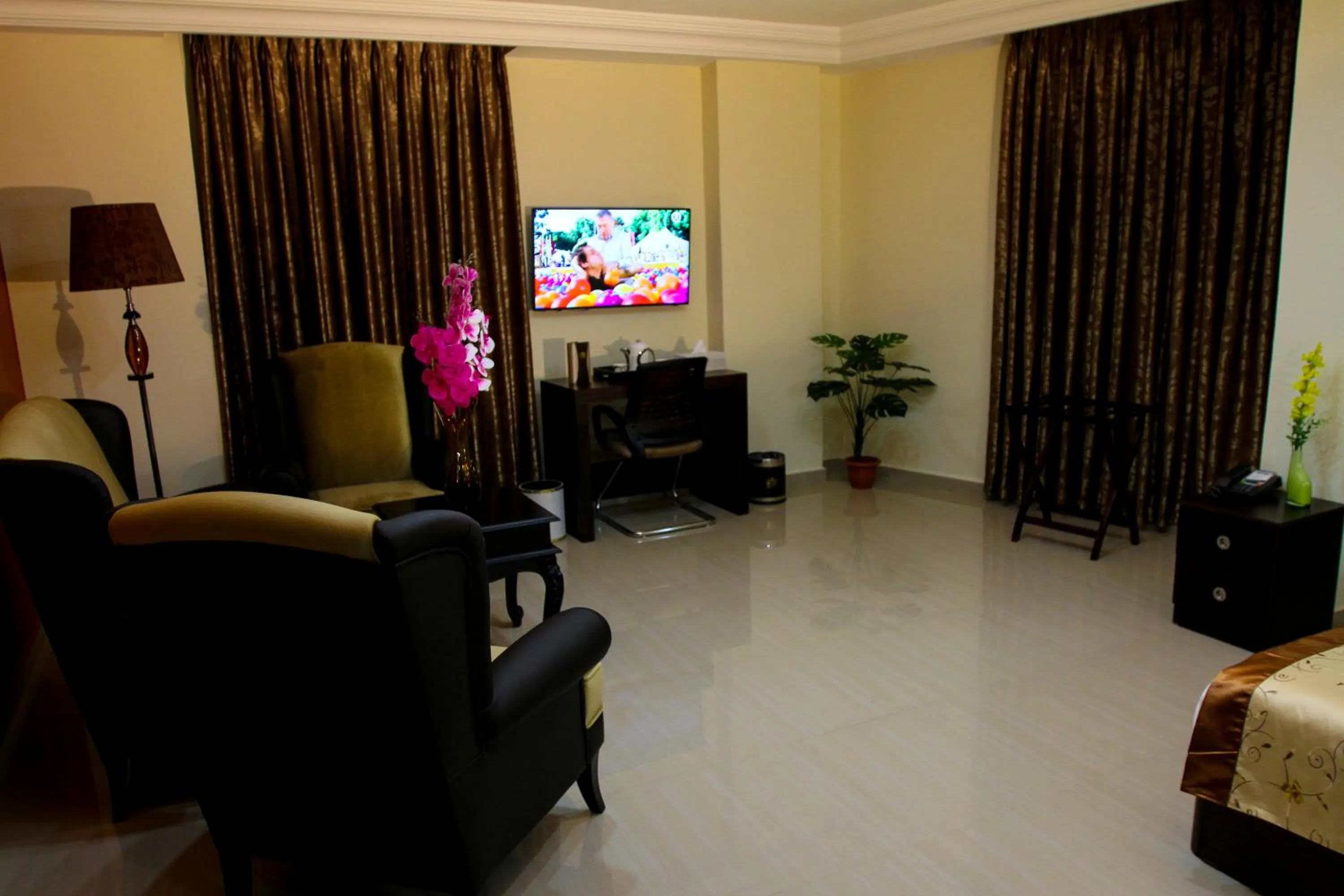 Bedroom in Queen Plaza Hotel