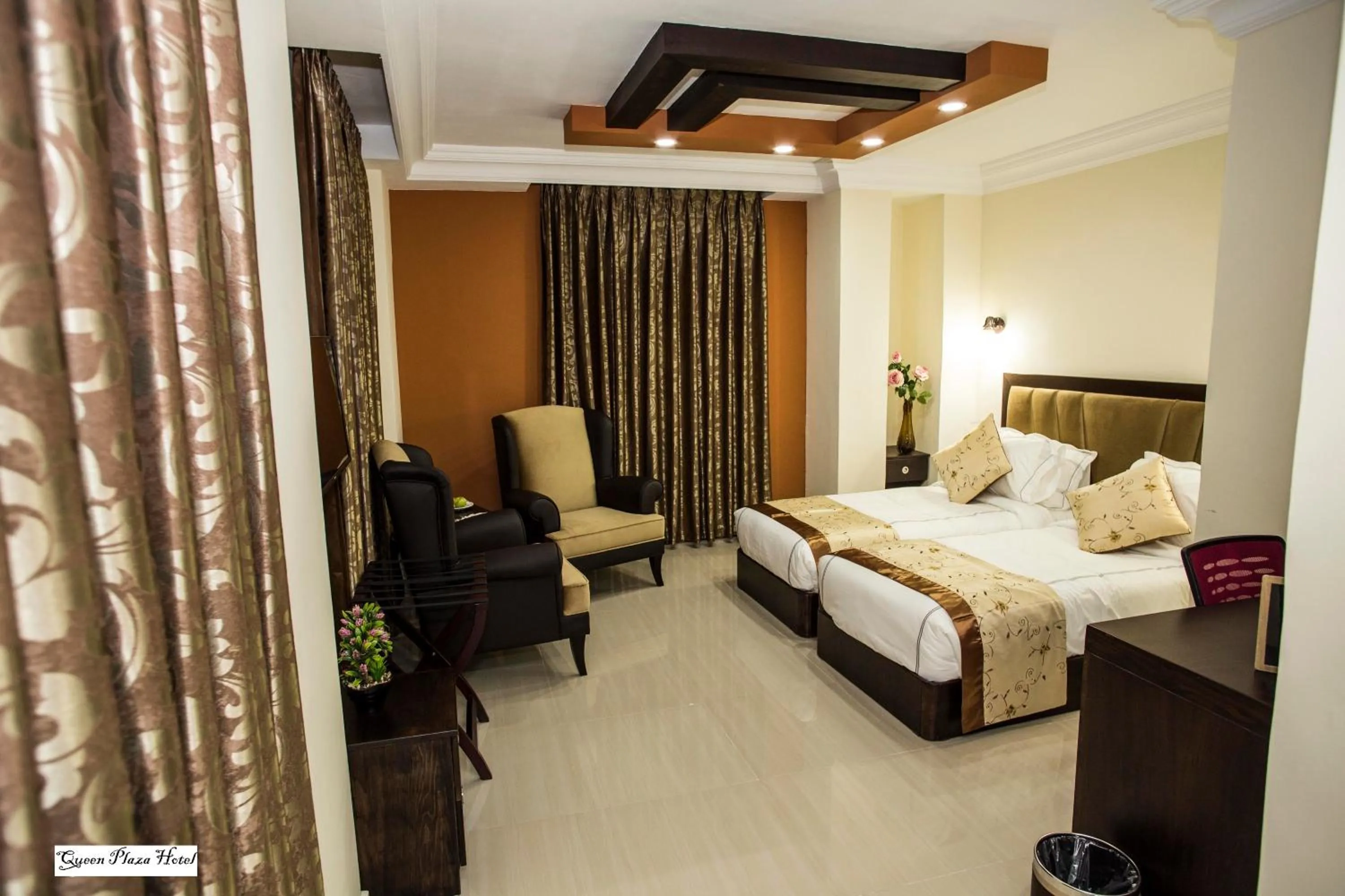 Bedroom, Bed in Queen Plaza Hotel