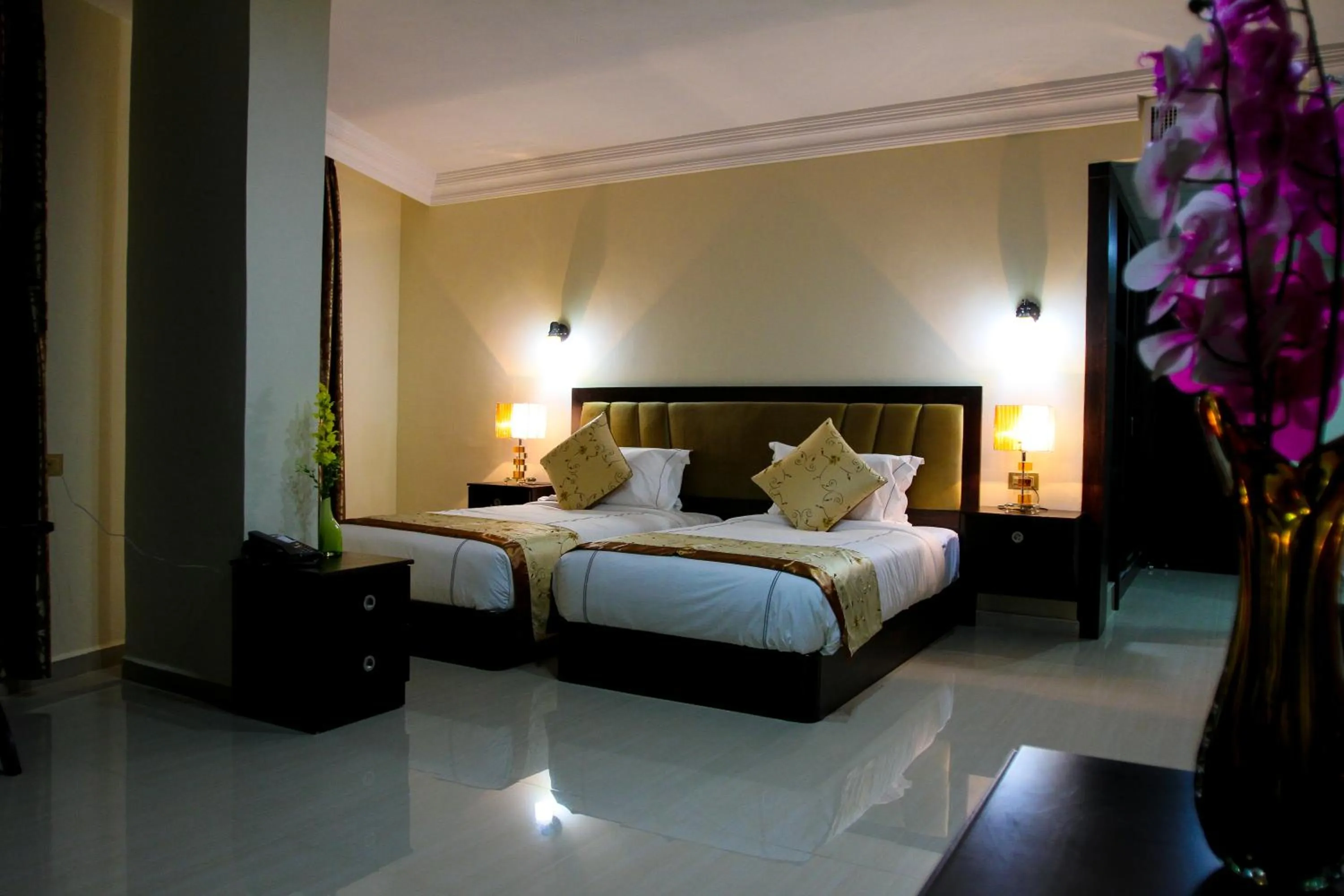 Bedroom, Bed in Queen Plaza Hotel