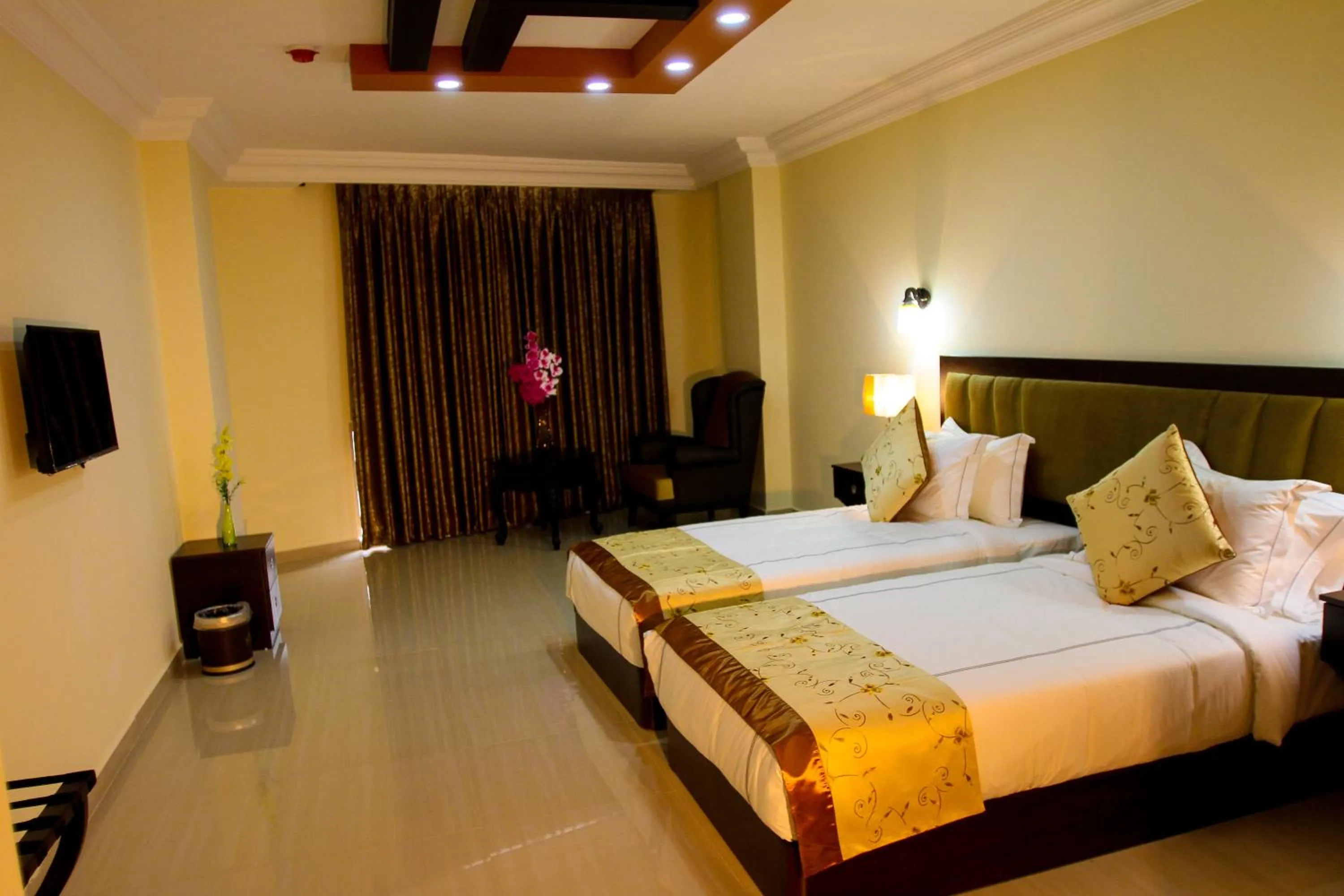 Bedroom, Bed in Queen Plaza Hotel