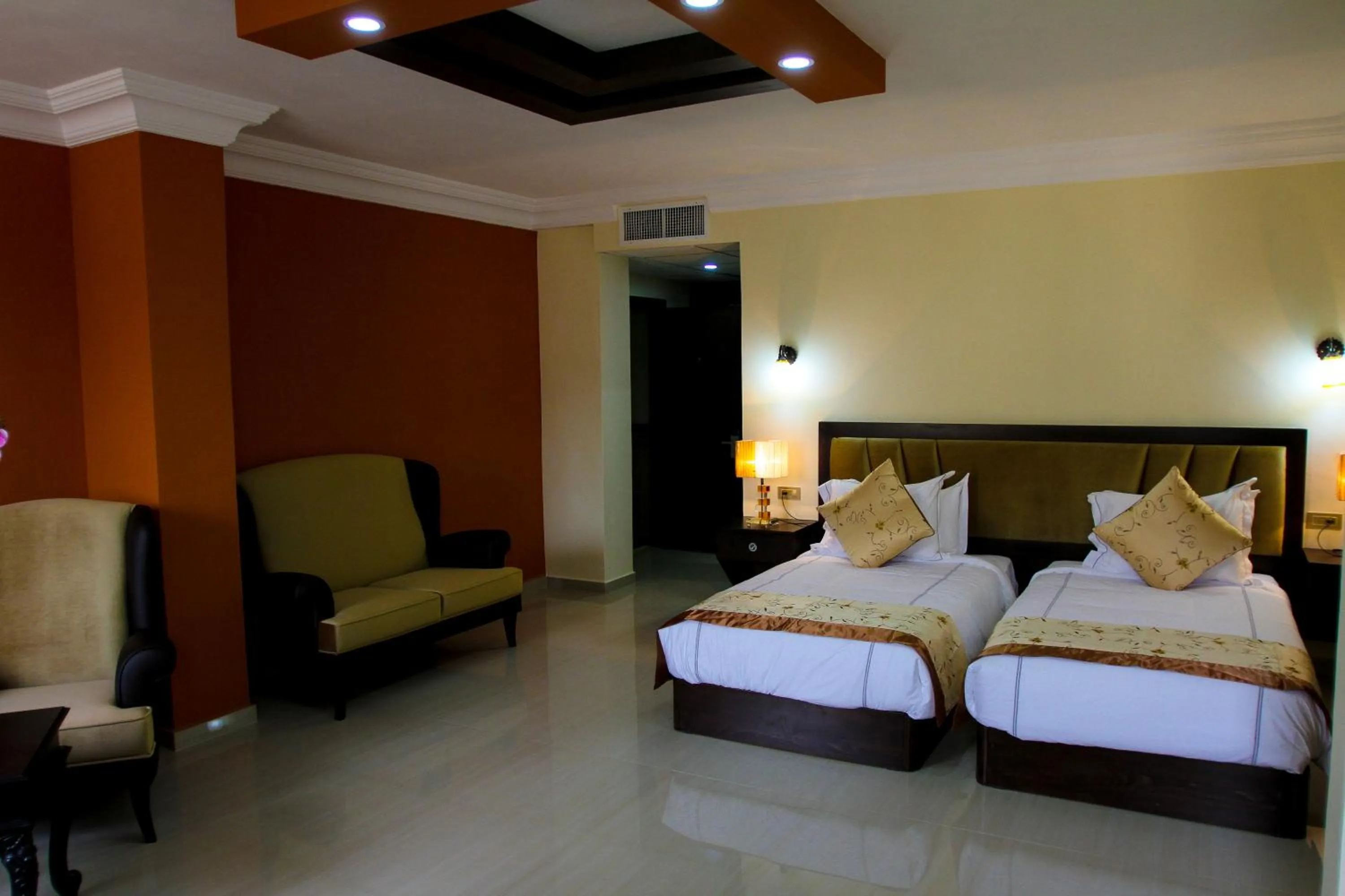 Bedroom, Bed in Queen Plaza Hotel