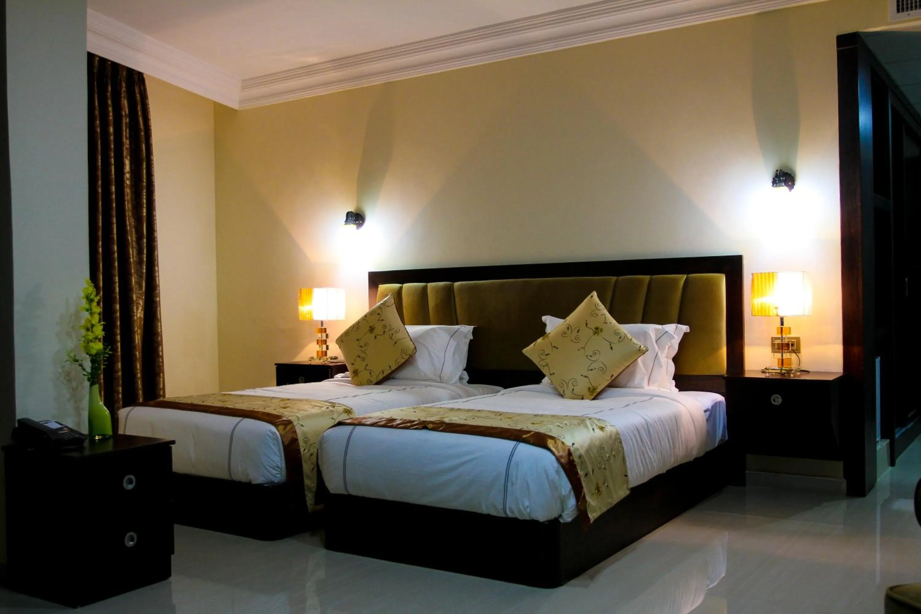 Bedroom, Bed in Queen Plaza Hotel